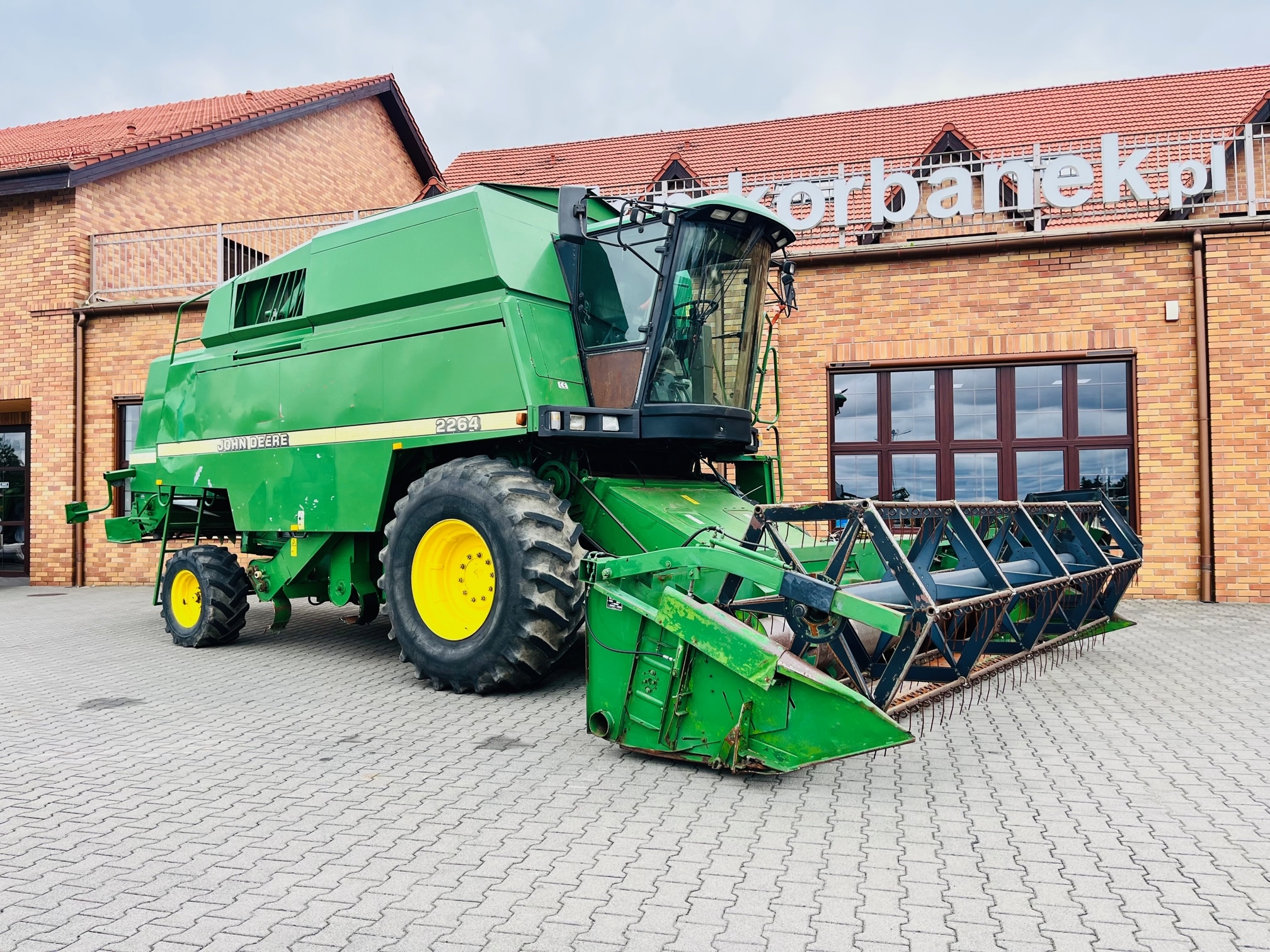 Kombajn-zbozowy-john-deere-2264-plac-korbanek