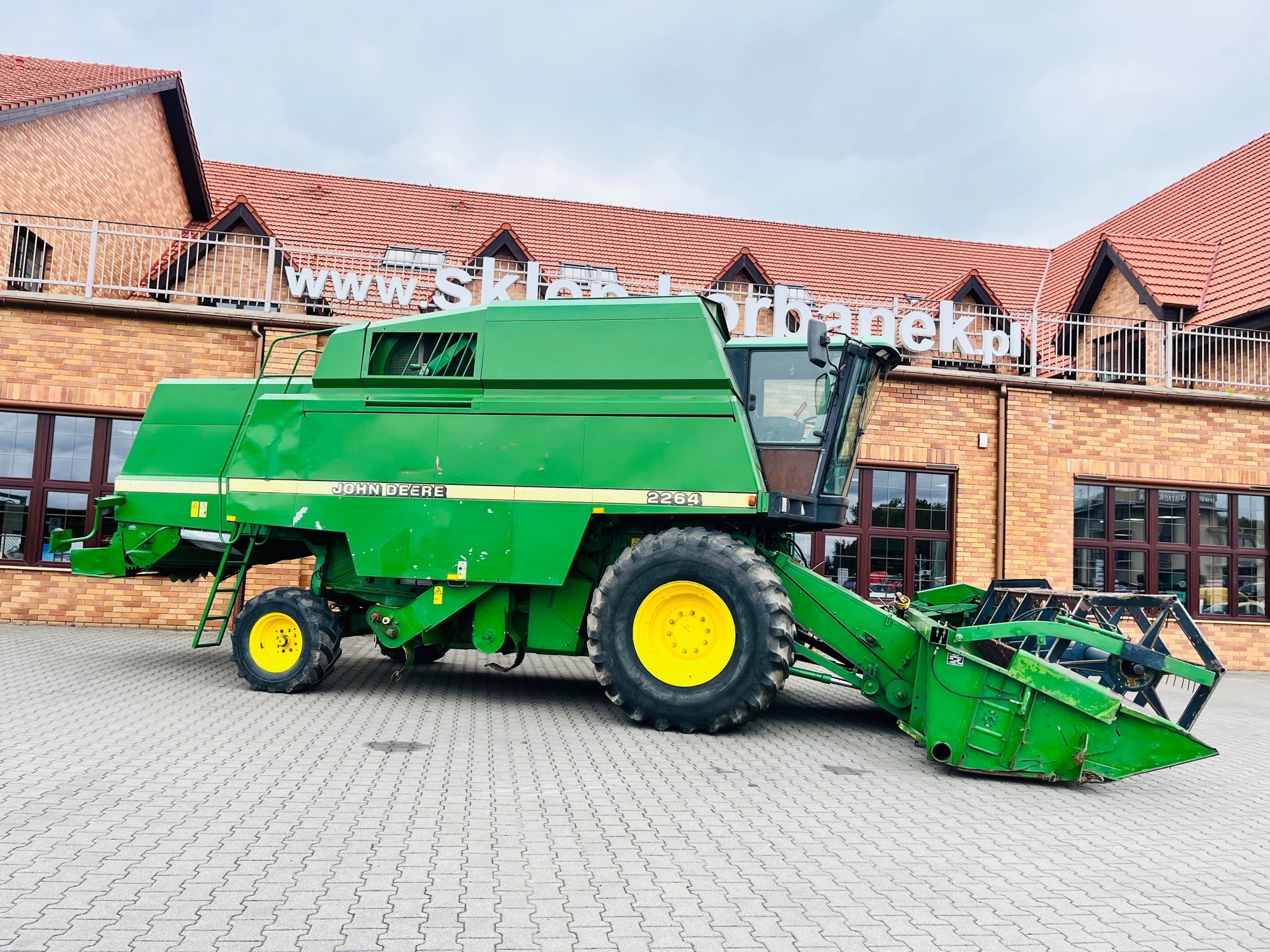 Kombajn-zbozowy-john-deere-2264-plac-korbanek