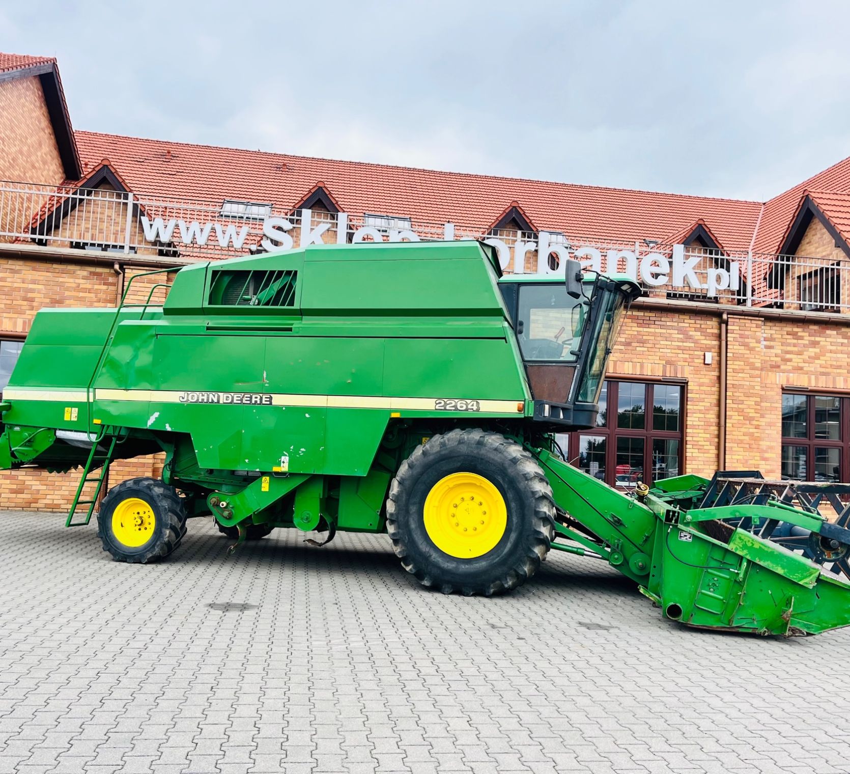 Kombajn-zbozowy-john-deere-2264-plac-korbanek