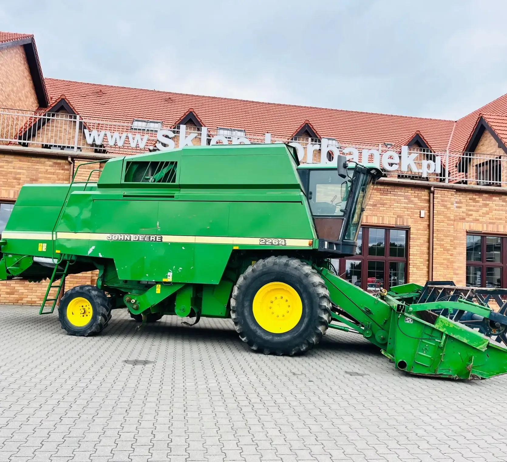 Kombajn-zbozowy-john-deere-2264-plac-korbanek