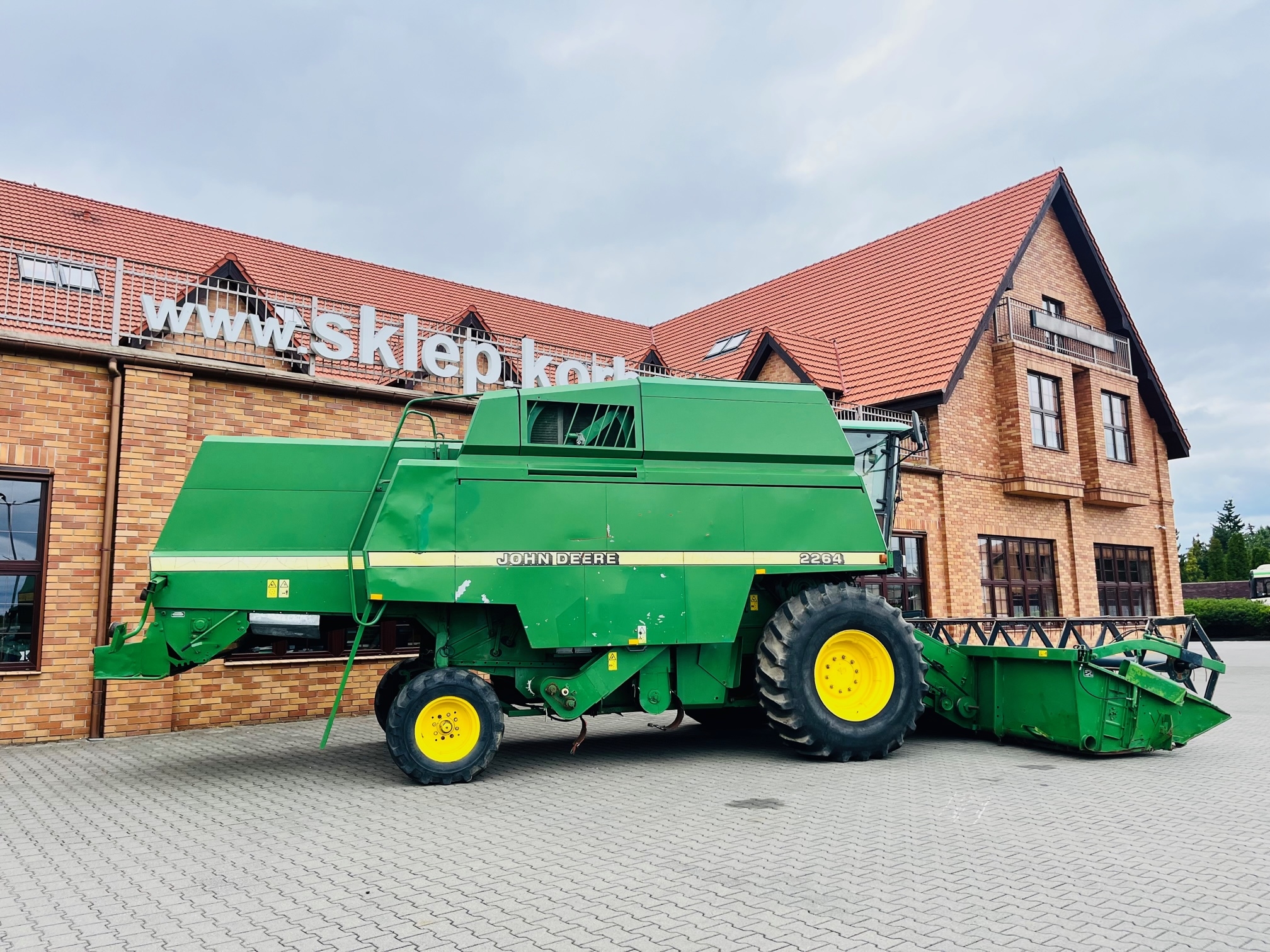 Kombajn-zbozowy-john-deere-2264-plac-korbanek