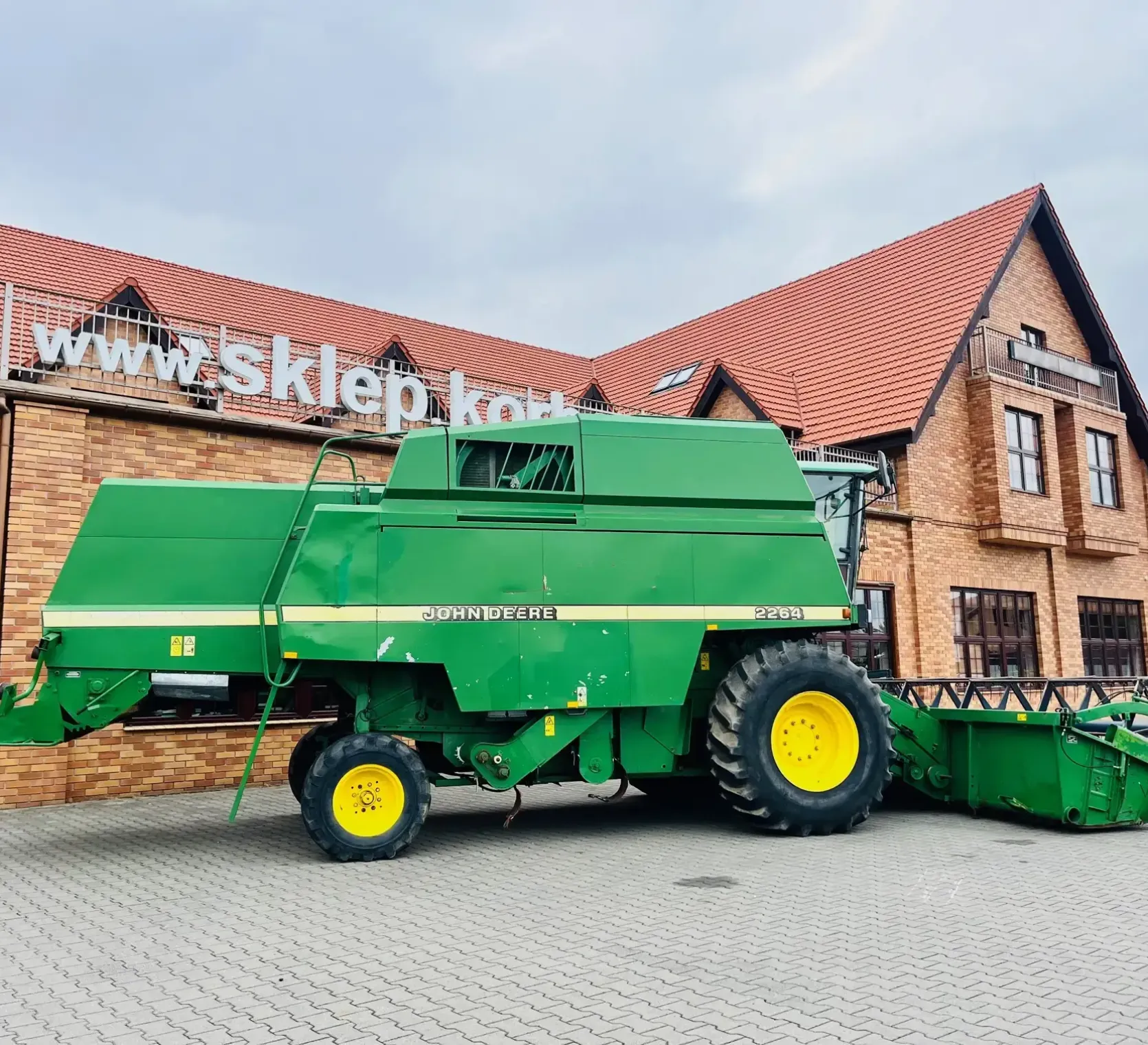 Kombajn-zbozowy-john-deere-2264-plac-korbanek