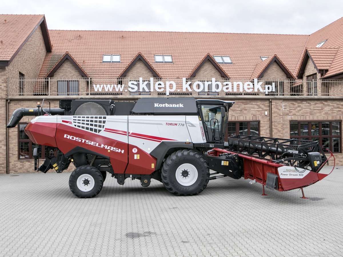 Fotografia kombajnu TORUM od strony pasażera, z hederem.