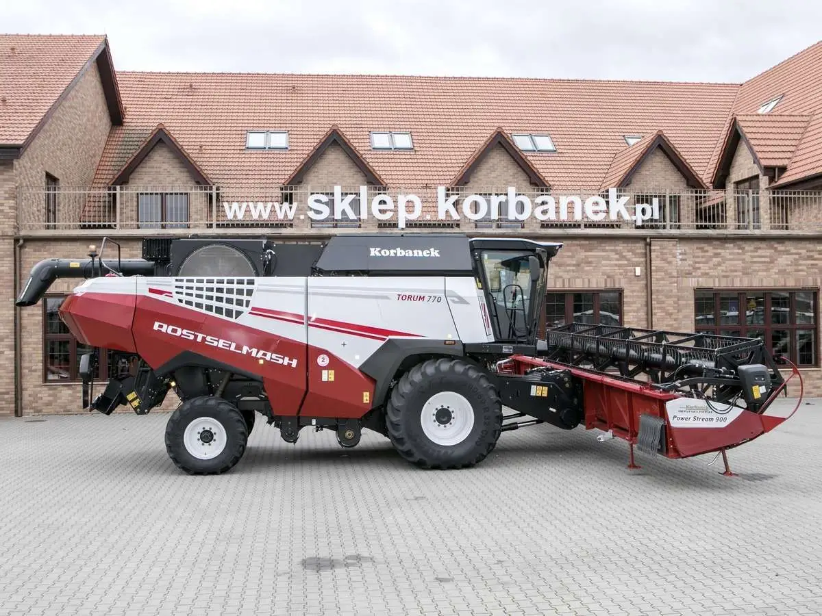 Fotografia kombajnu TORUM od strony pasażera, z hederem.