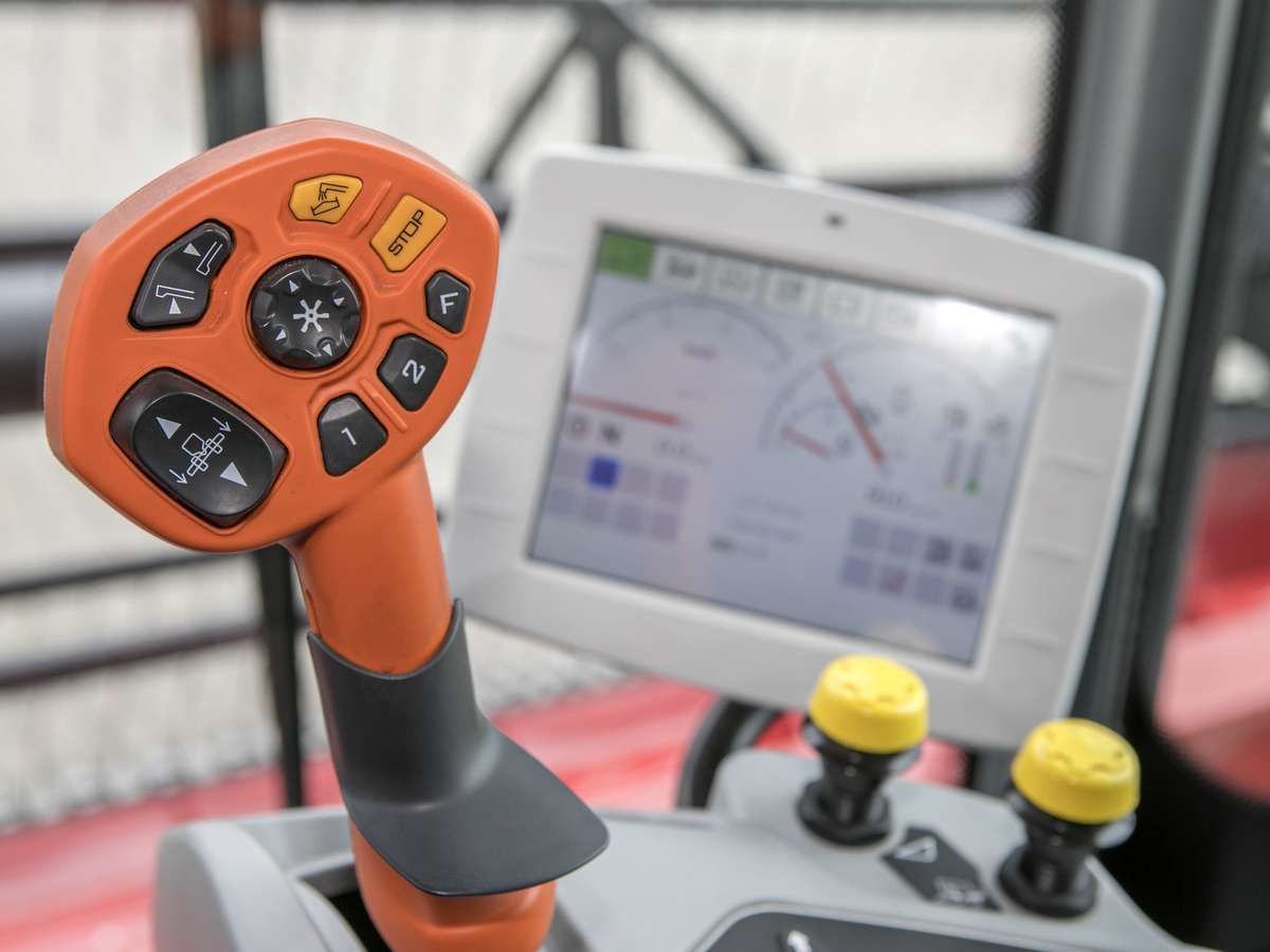 Joystick w kombajnie Rostselmash TORUM od korbanek.pl.
