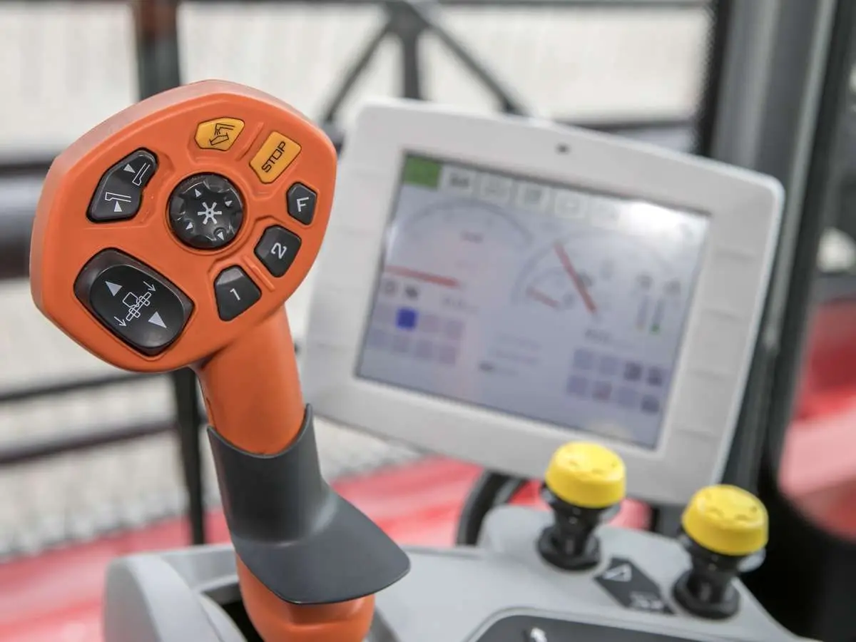 Joystick w kombajnie Rostselmash TORUM od korbanek.pl.