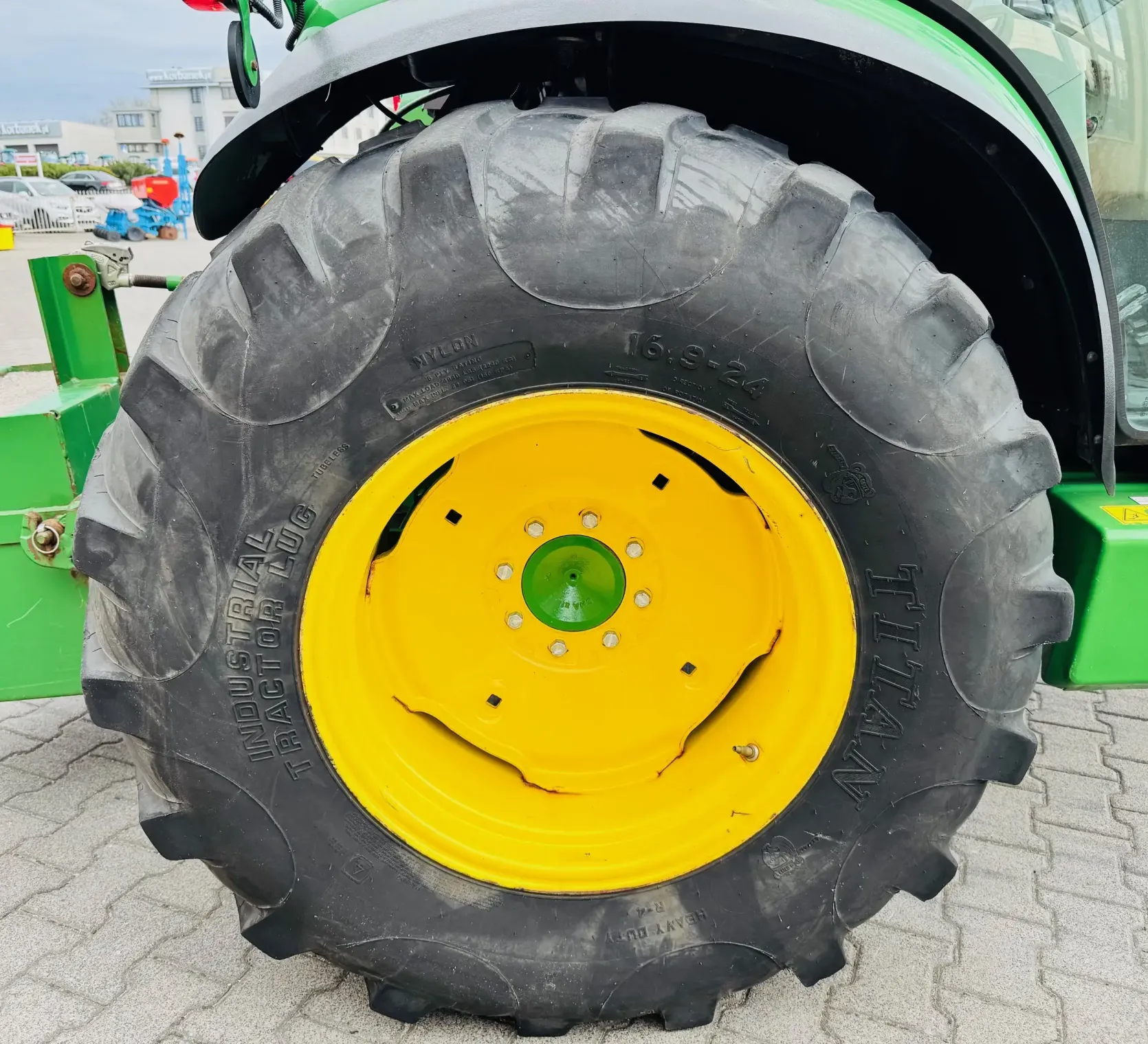 kompaktowy-wielozadaniowy-traktor-ciagnik-john-deere-seria-r-4049-z-ladowacz-czolowy-przedni-tuz--plac-firma-korbanek