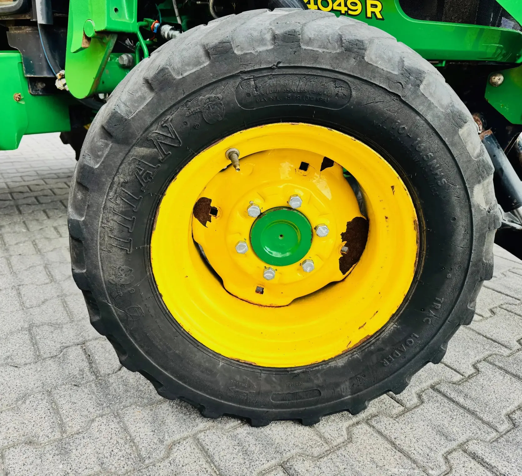 kompaktowy-wielozadaniowy-traktor-ciagnik-john-deere-seria-r-4049-z-ladowacz-czolowy-przedni-tuz--plac-firma-korbanek