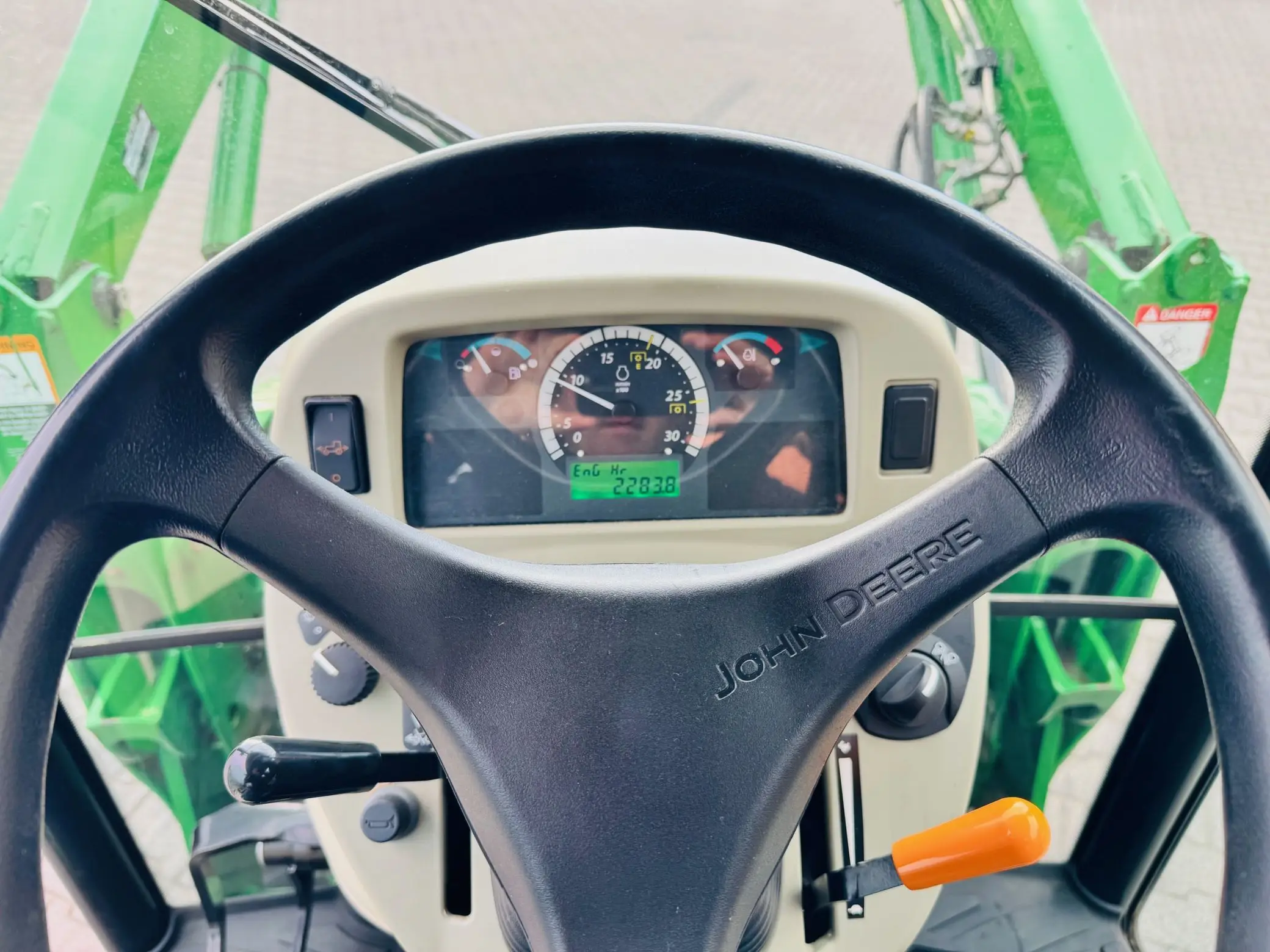 kompaktowy-wielozadaniowy-traktor-ciagnik-john-deere-seria-r-4049-z-ladowacz-czolowy-przedni-tuz--plac-firma-korbanek