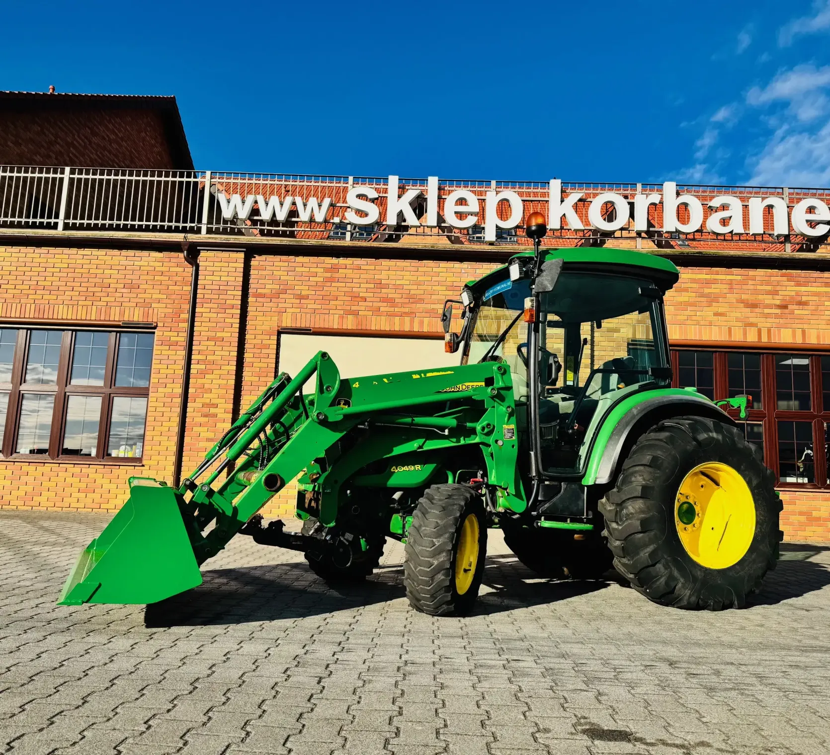 kompaktowy-wielozadaniowy-traktor-ciagnik-john-deere-seria-r-4049-z-ladowacz-czolowy-przedni-tuz--plac-firma-korbanek