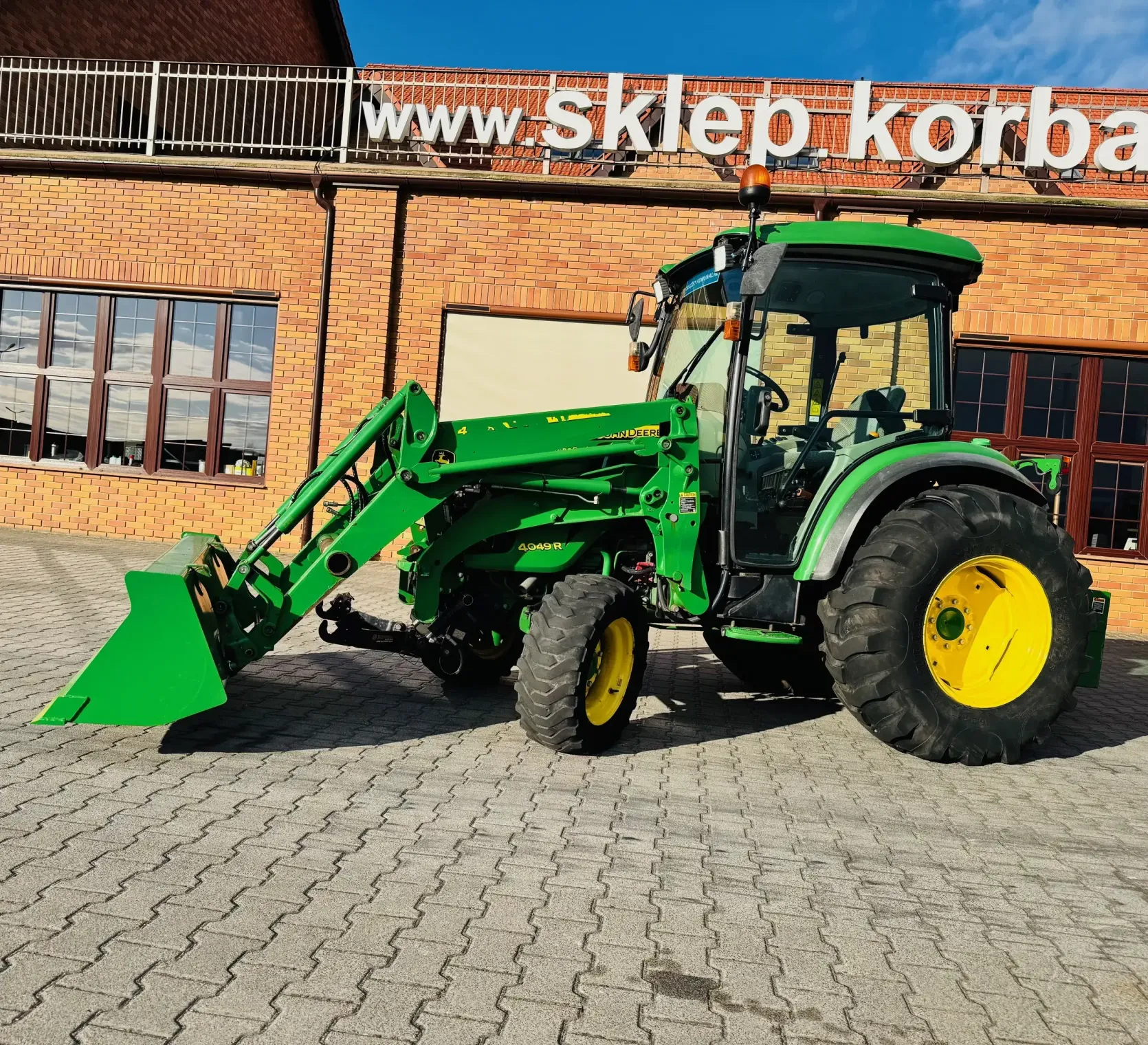 kompaktowy-wielozadaniowy-traktor-ciagnik-john-deere-seria-r-4049-z-ladowacz-czolowy-przedni-tuz--plac-firma-korbanek
