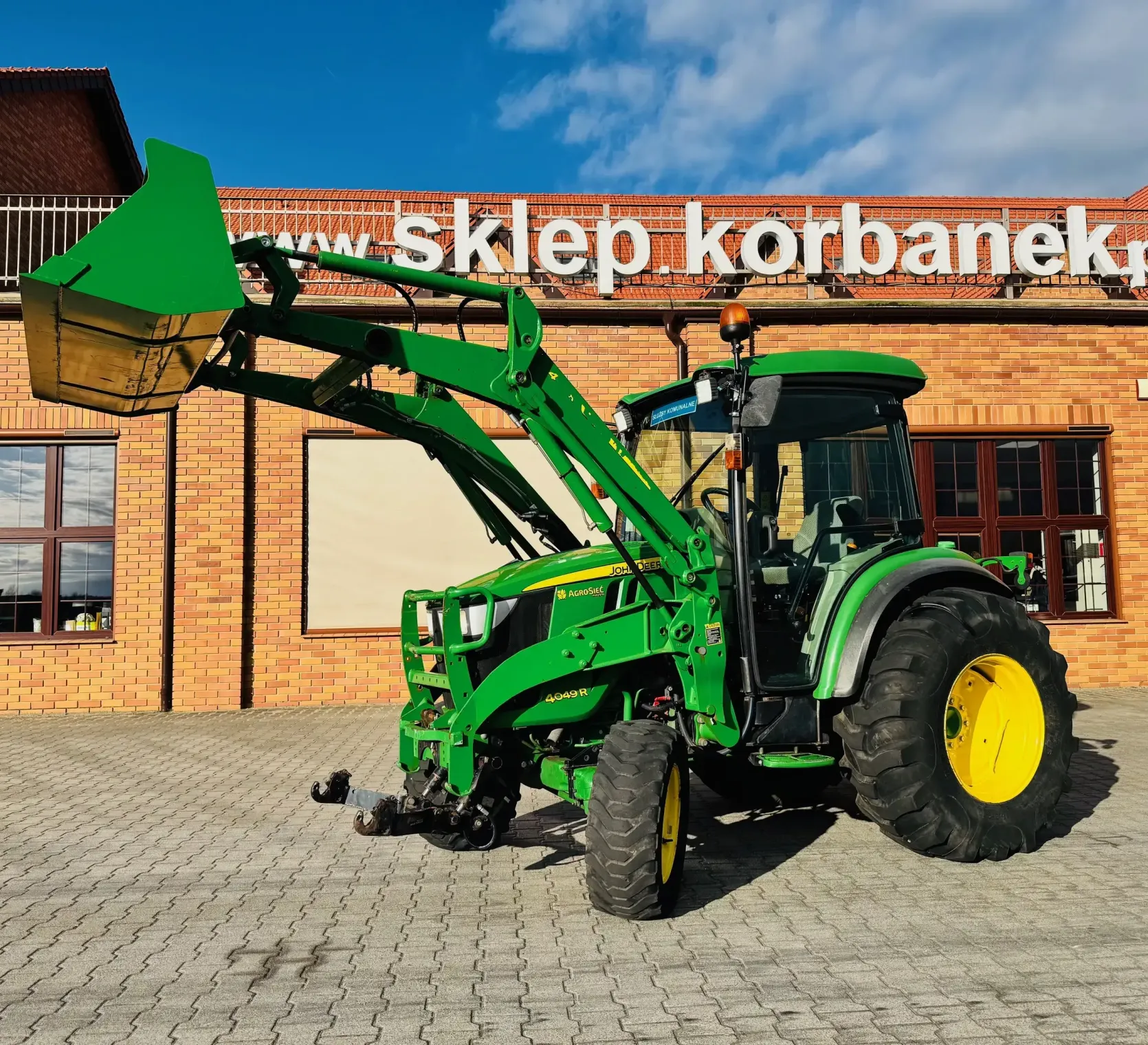 kompaktowy-wielozadaniowy-traktor-ciagnik-john-deere-seria-r-4049-z-ladowacz-czolowy-przedni-tuz--plac-firma-korbanek