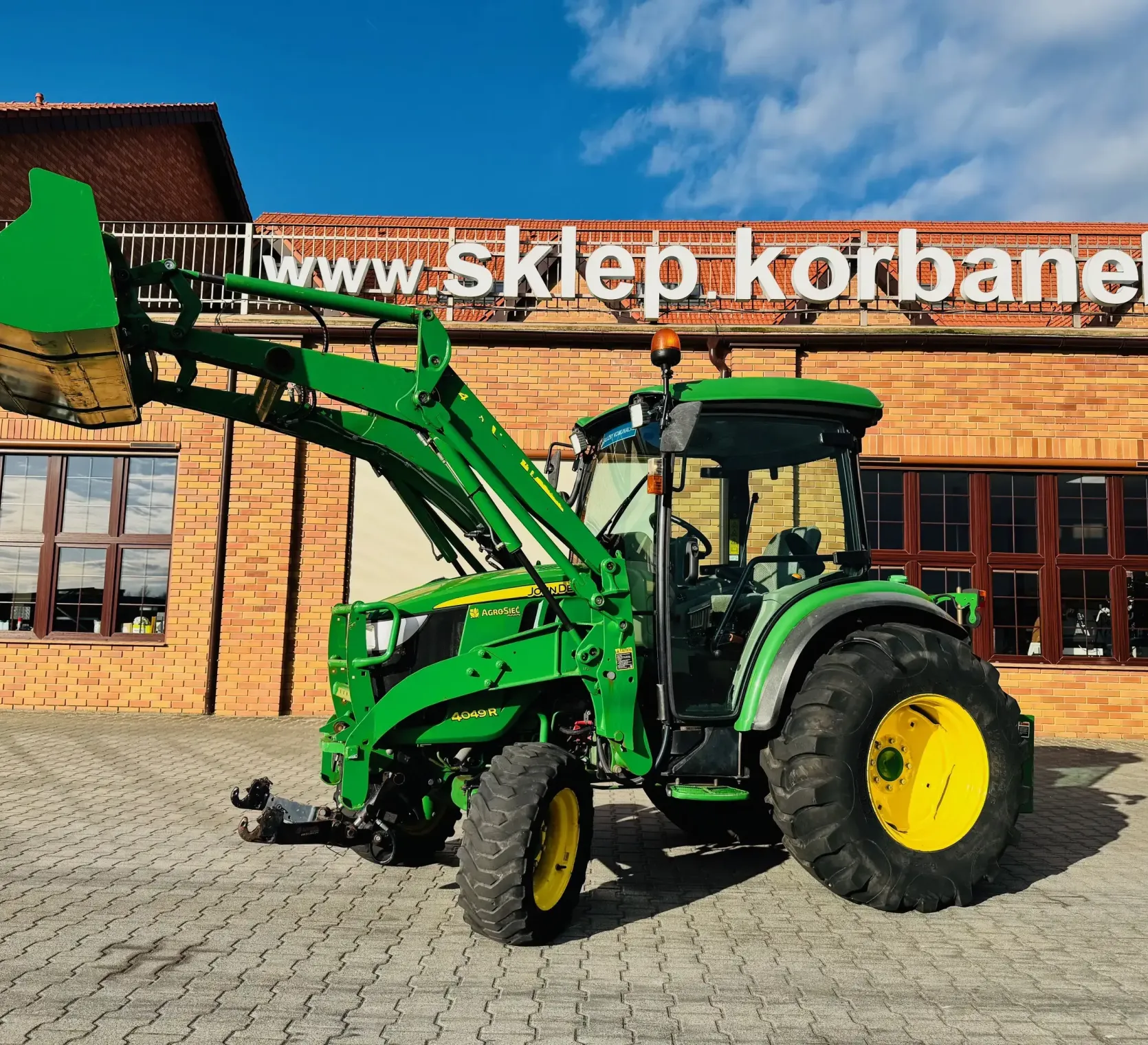 kompaktowy-wielozadaniowy-traktor-ciagnik-john-deere-seria-r-4049-z-ladowacz-czolowy-przedni-tuz--plac-firma-korbanek
