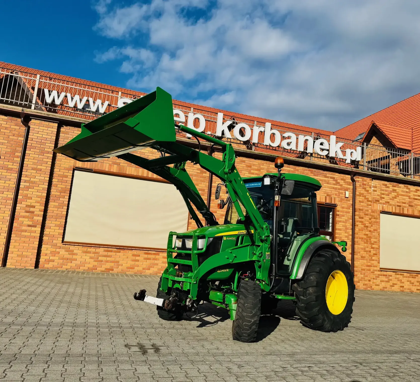 kompaktowy-wielozadaniowy-traktor-ciagnik-john-deere-seria-r-4049-z-ladowacz-czolowy-przedni-tuz--plac-firma-korbanek