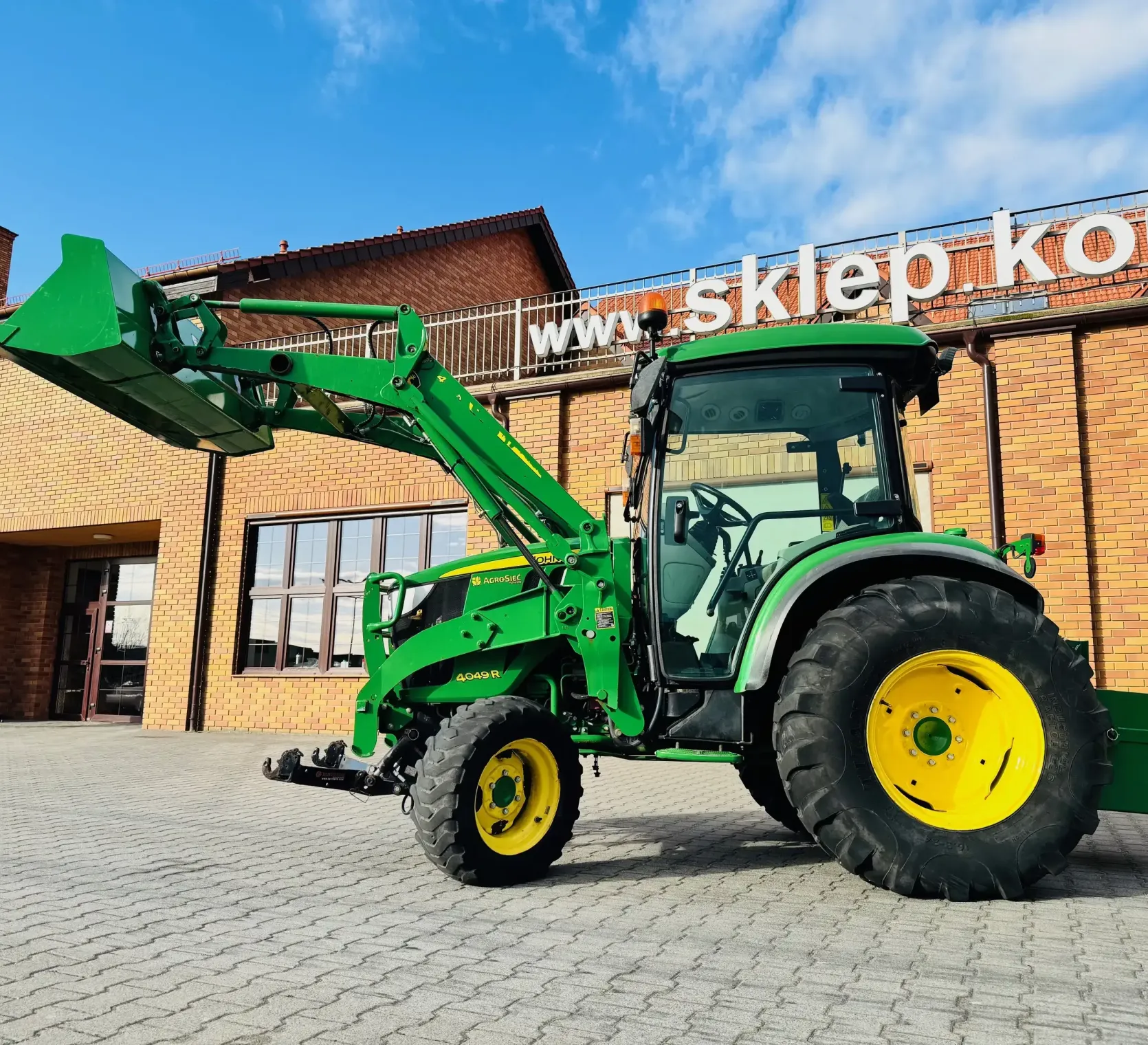 kompaktowy-wielozadaniowy-traktor-ciagnik-john-deere-seria-r-4049-z-ladowacz-czolowy-przedni-tuz--plac-firma-korbanek