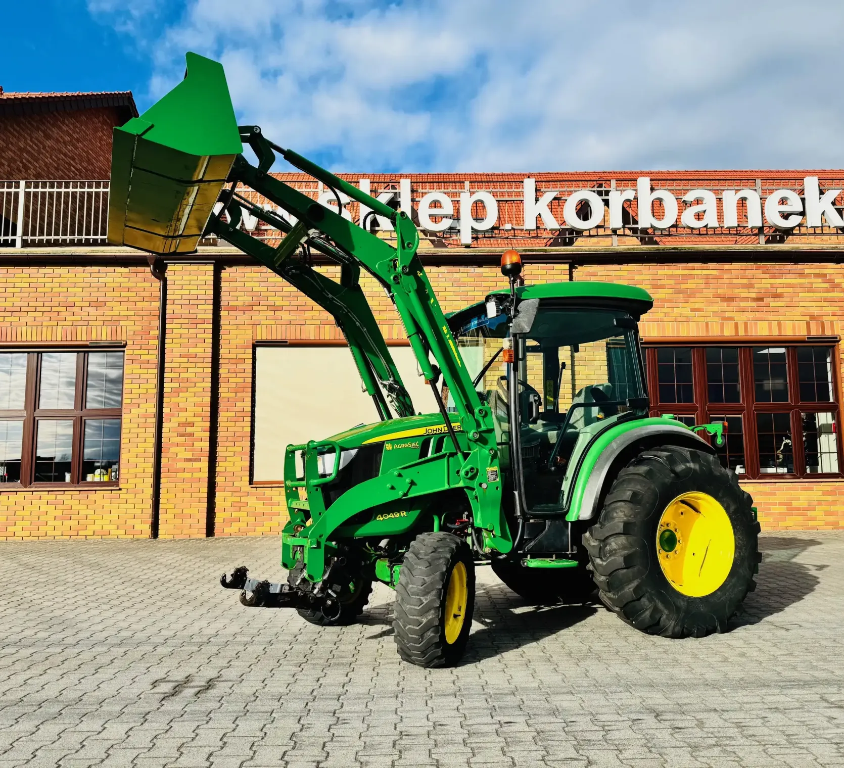 kompaktowy-wielozadaniowy-traktor-ciagnik-john-deere-seria-r-4049-z-ladowacz-czolowy-przedni-tuz--plac-firma-korbanek
