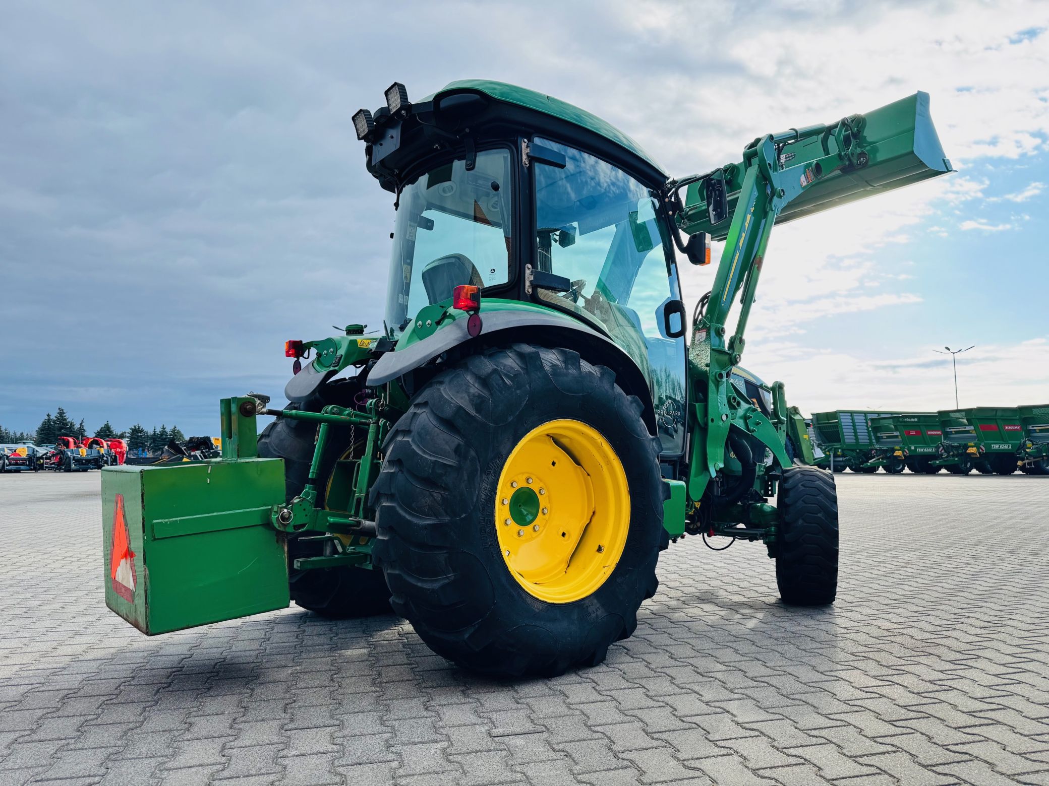 kompaktowy-wielozadaniowy-traktor-ciagnik-john-deere-seria-r-4049-z-ladowacz-czolowy-przedni-tuz--plac-firma-korbanek