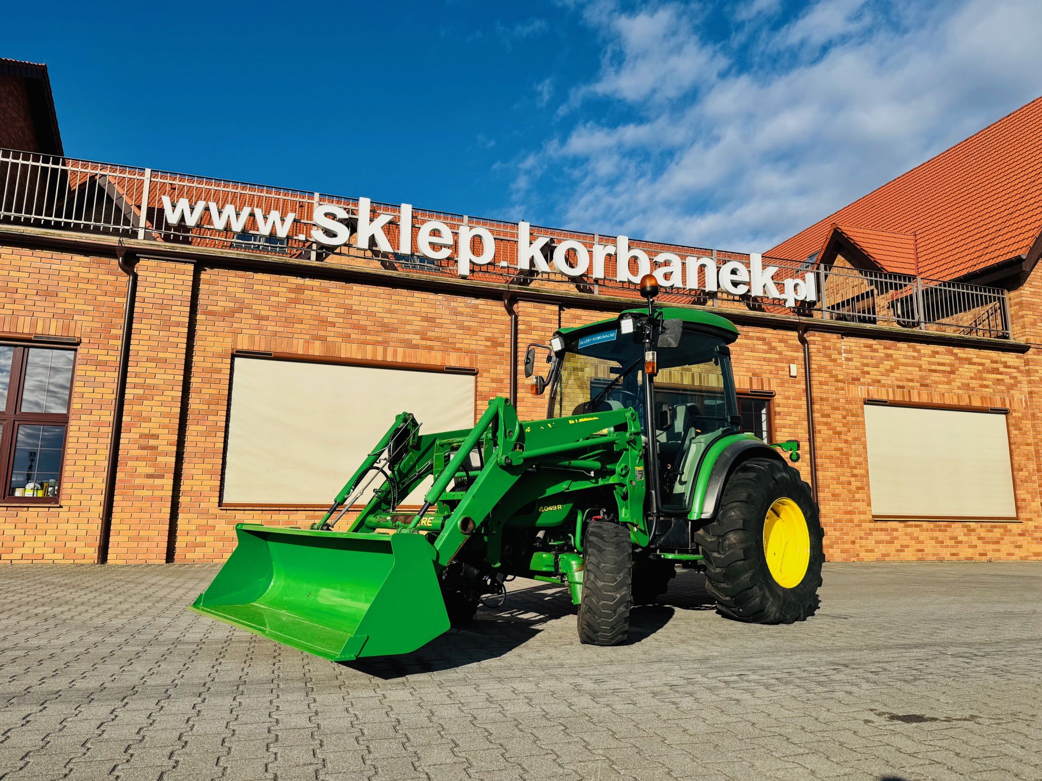 kompaktowy-wielozadaniowy-traktor-ciagnik-john-deere-seria-r-4049-z-ladowacz-czolowy-przedni-tuz--plac-firma-korbanek