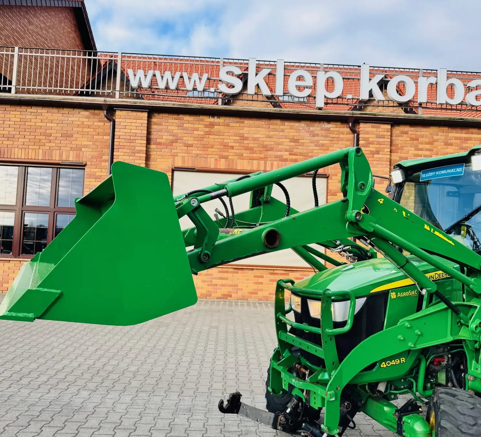 kompaktowy-wielozadaniowy-traktor-ciagnik-john-deere-seria-r-4049-z-ladowacz-czolowy-przedni-tuz--plac-firma-korbanek