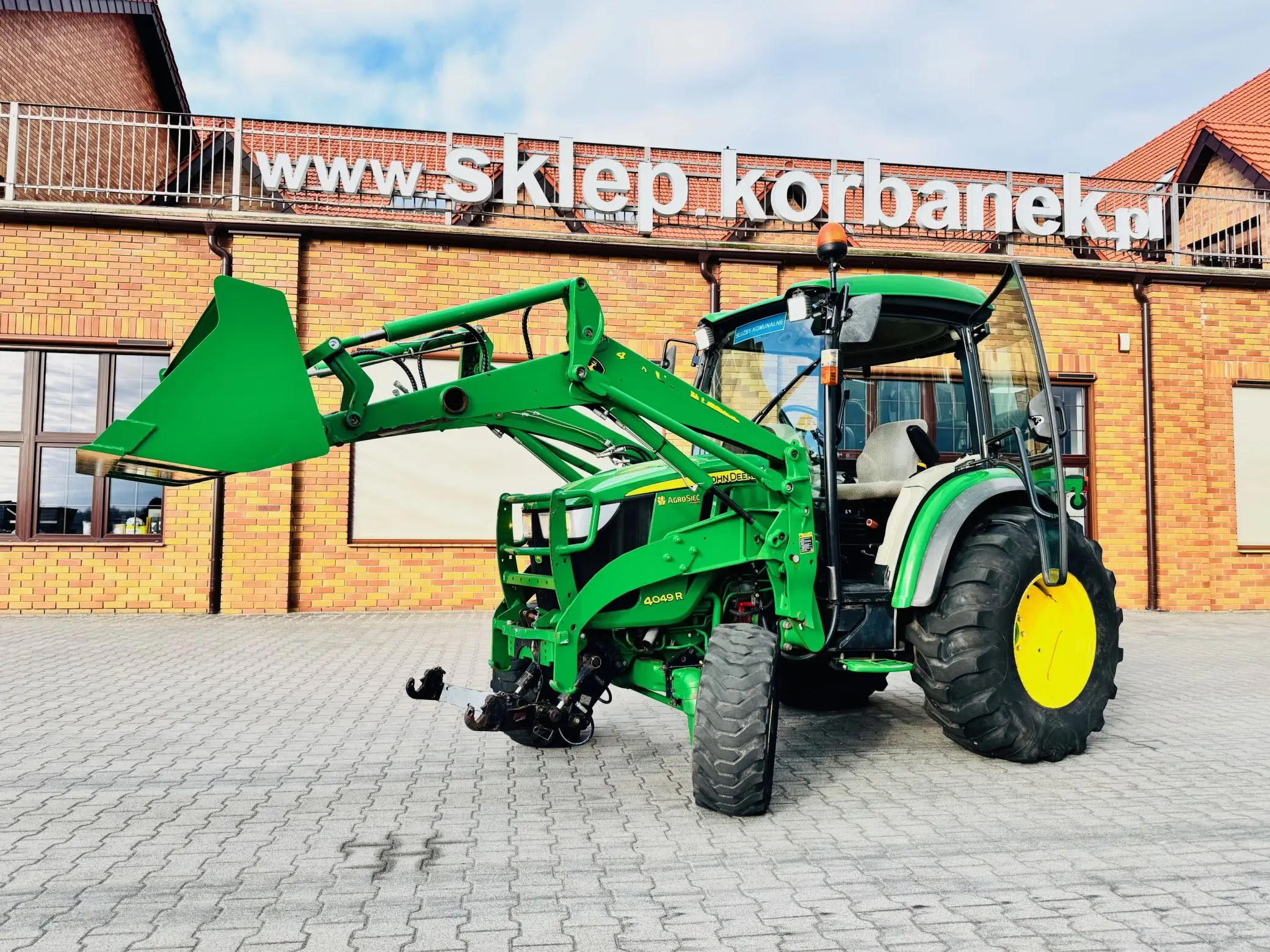 kompaktowy-wielozadaniowy-traktor-ciagnik-john-deere-seria-r-4049-z-ladowacz-czolowy-przedni-tuz--plac-firma-korbanek