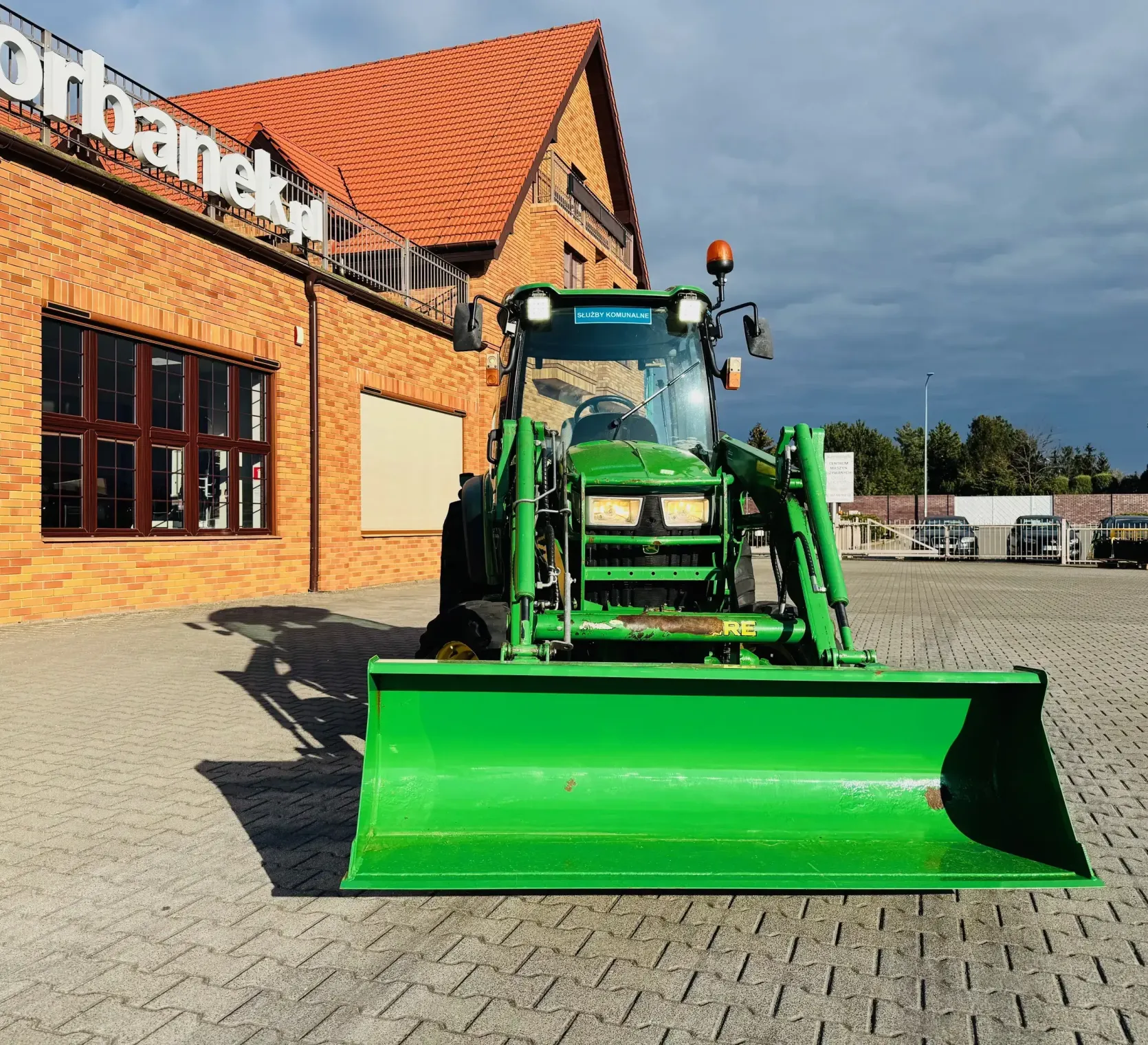 kompaktowy-wielozadaniowy-traktor-ciagnik-john-deere-seria-r-4049-z-ladowacz-czolowy-przedni-tuz--plac-firma-korbanek