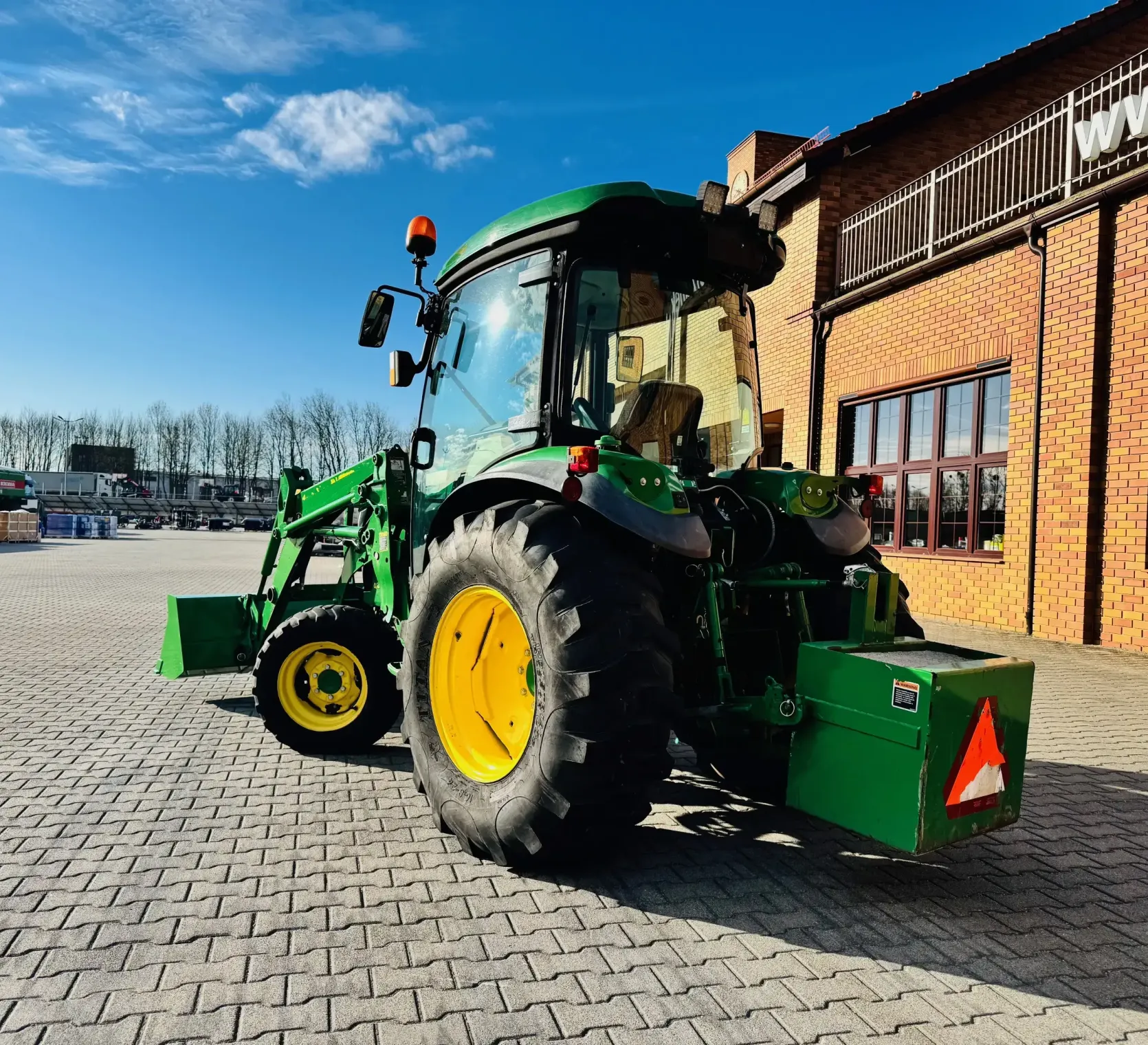 kompaktowy-wielozadaniowy-traktor-ciagnik-john-deere-seria-r-4049-z-ladowacz-czolowy-przedni-tuz--plac-firma-korbanek