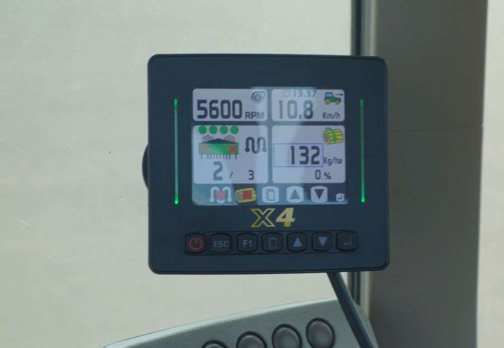 Konsola elektroniczna X4 kontrolująca pracę siewnika, z odczytami
