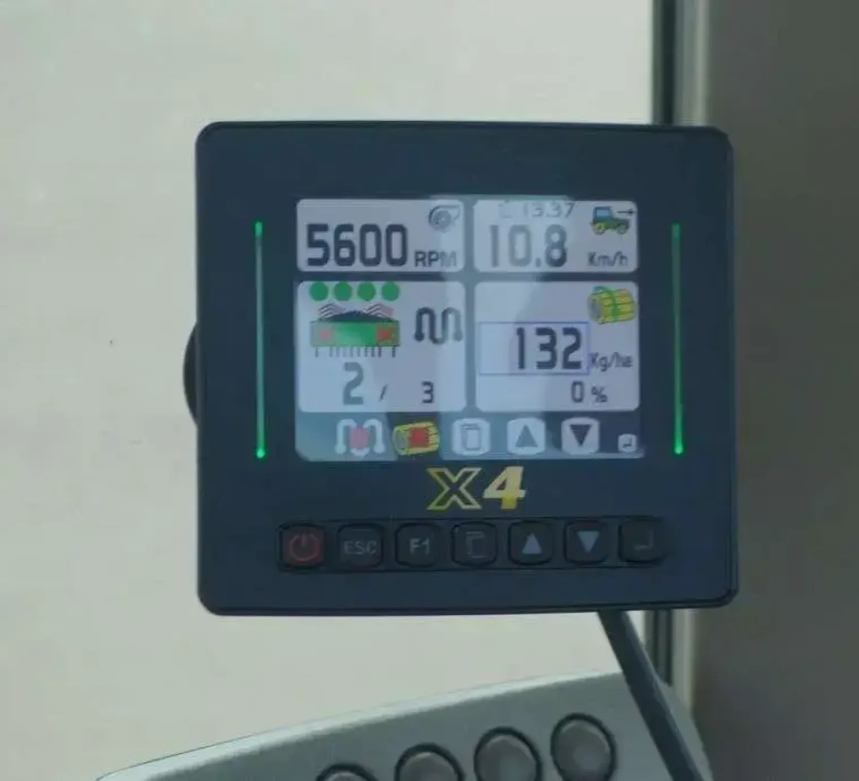 Konsola elektroniczna X4 kontrolująca pracę siewnika, z odczytami