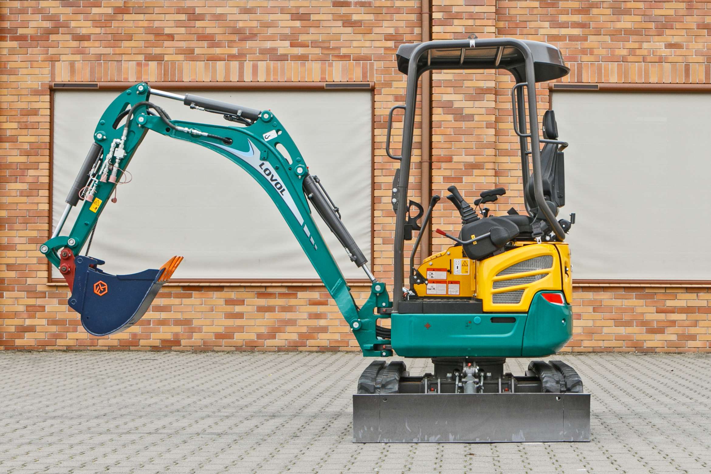 Mini koparka Lovol Korbanek, Nachi, Eaton, Yanmar bok maszyny