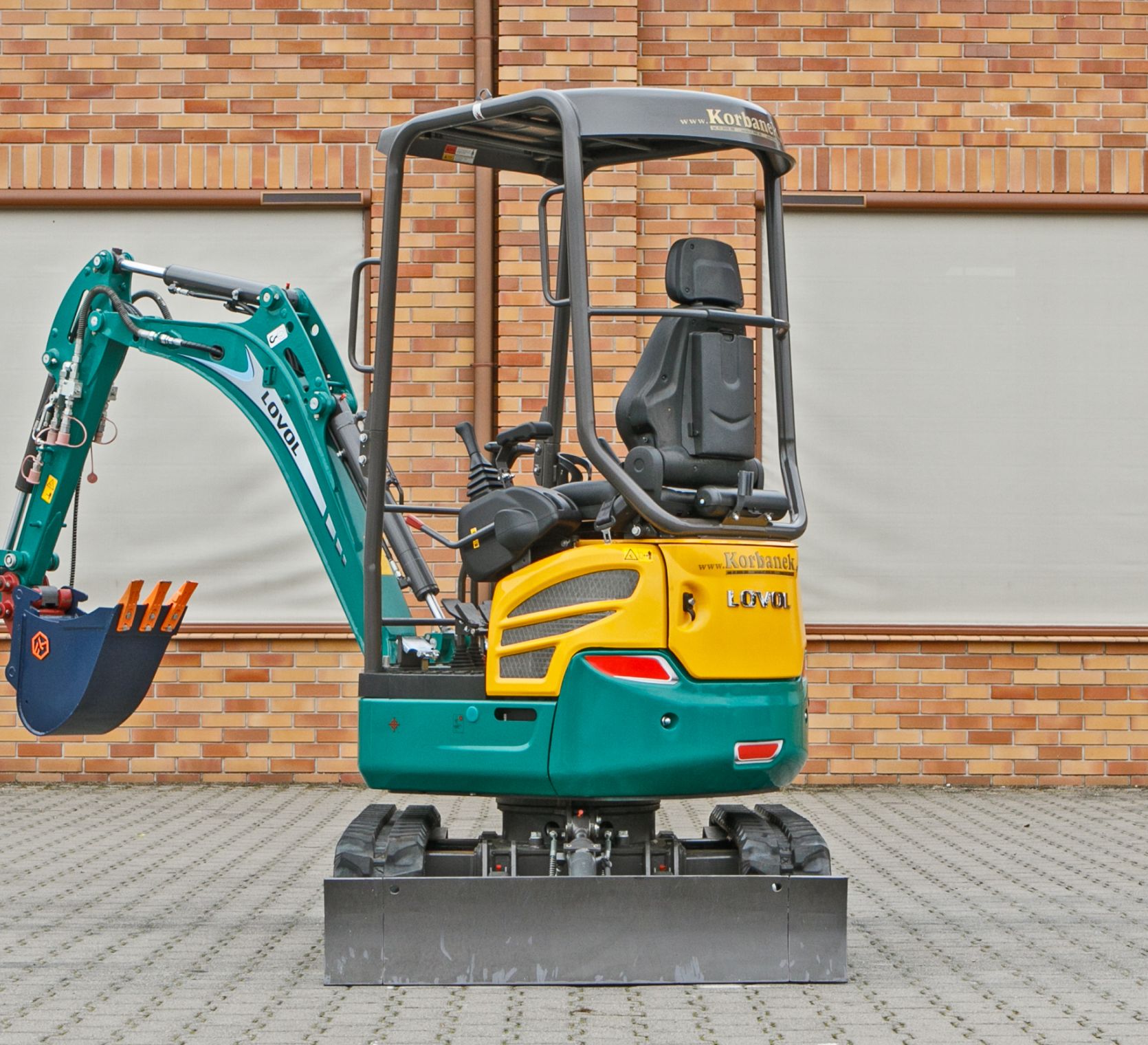 Mini koparka Lovol Korbanek, Nachi, Eaton, Yanmar bok ukos maszyny