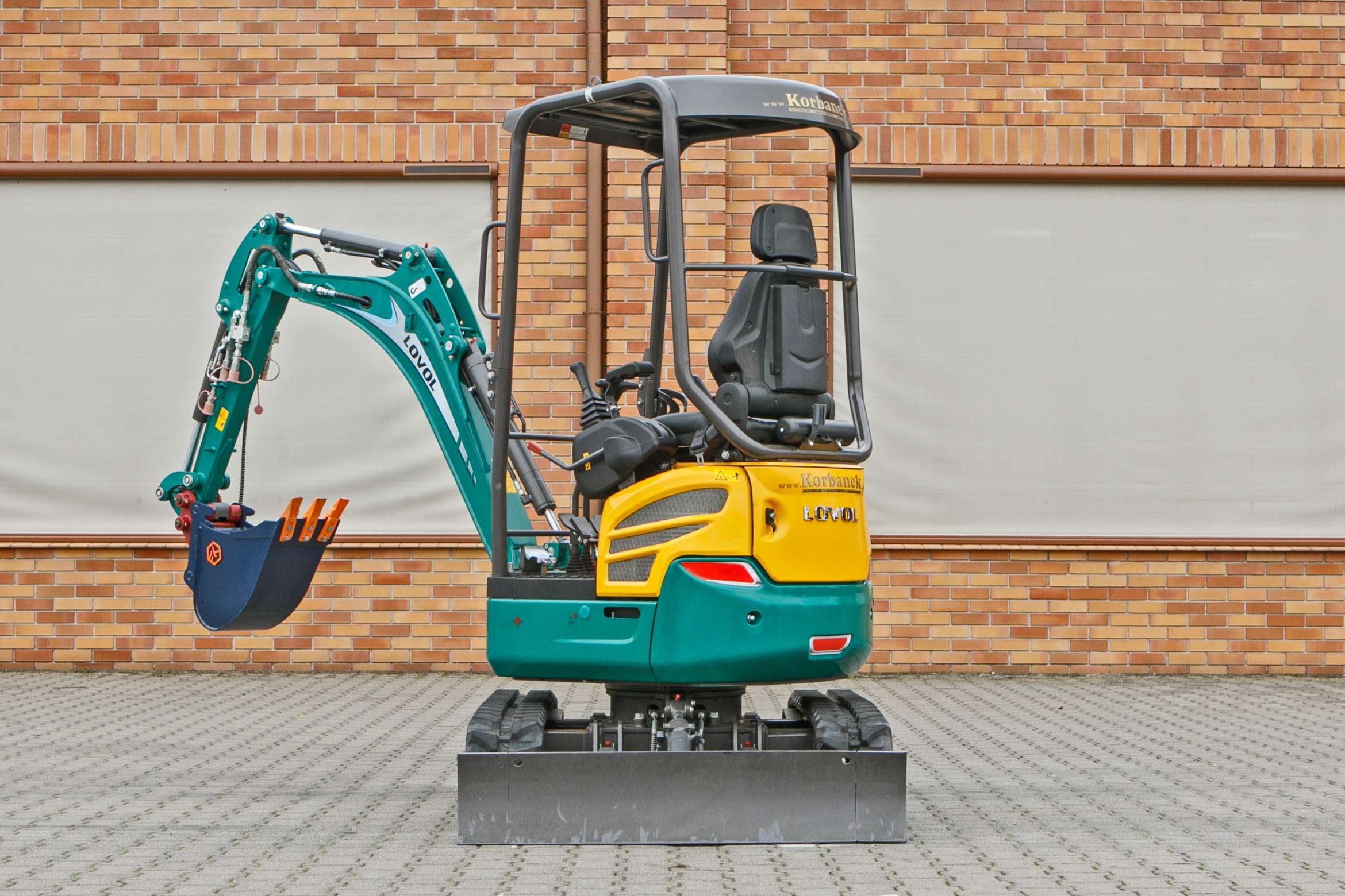 Mini koparka Lovol Korbanek, Nachi, Eaton, Yanmar bok ukos maszyny