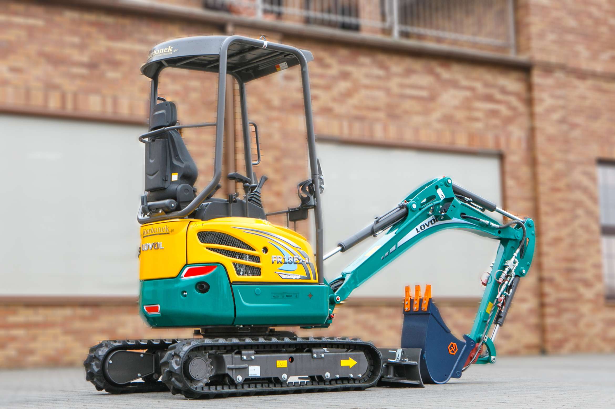 Mini koparka Lovol Korbanek, Nachi, Eaton, Yanmar ramię opuszczone zamknięte