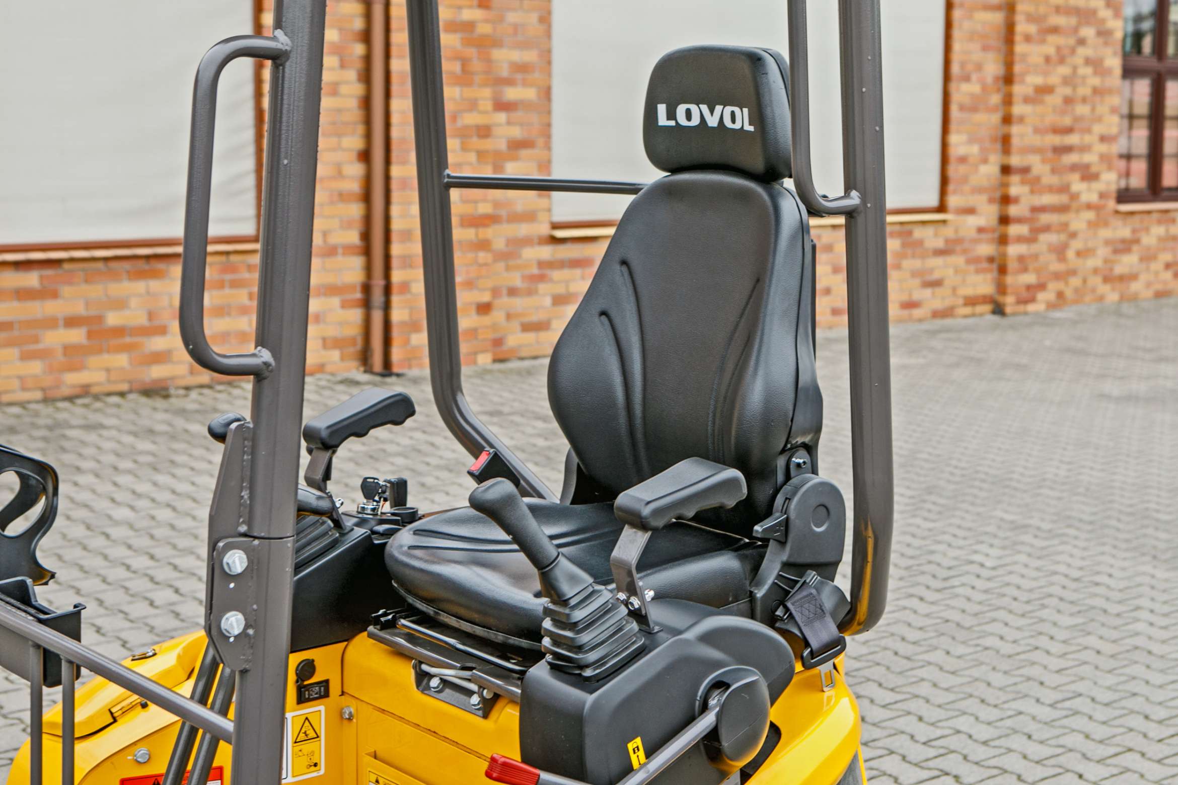 Mini koparka Lovol Korbanek, Nachi, Eaton, Yanmar wnętrze kabina joystick fotel