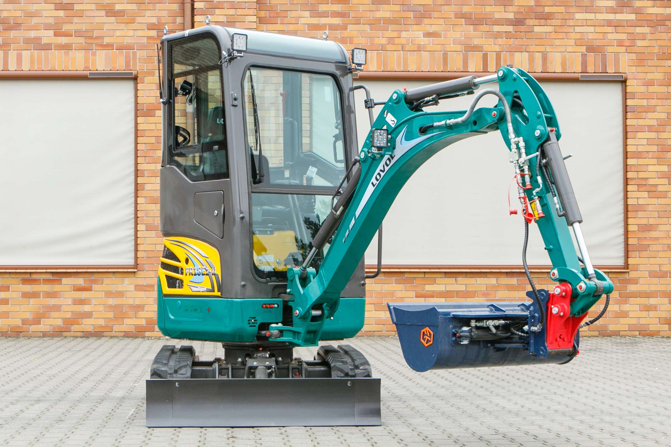 Mini koparka Lovol Korbanek, Nachi, Eaton, Yanmar kabina przód ukos