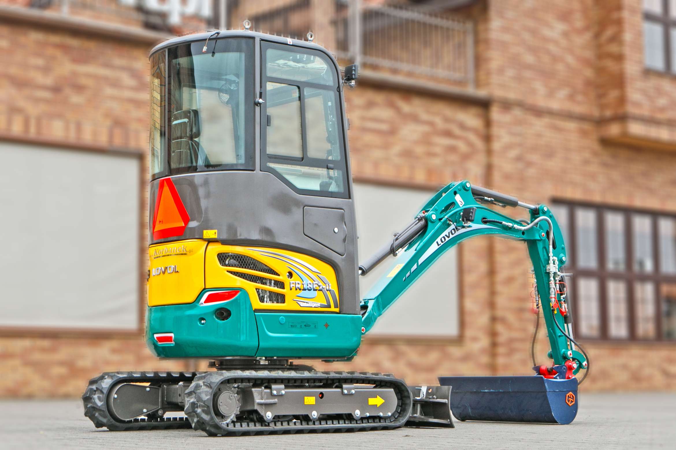 Mini koparka Lovol Korbanek, Nachi, Eaton, Yanmar kabina bok