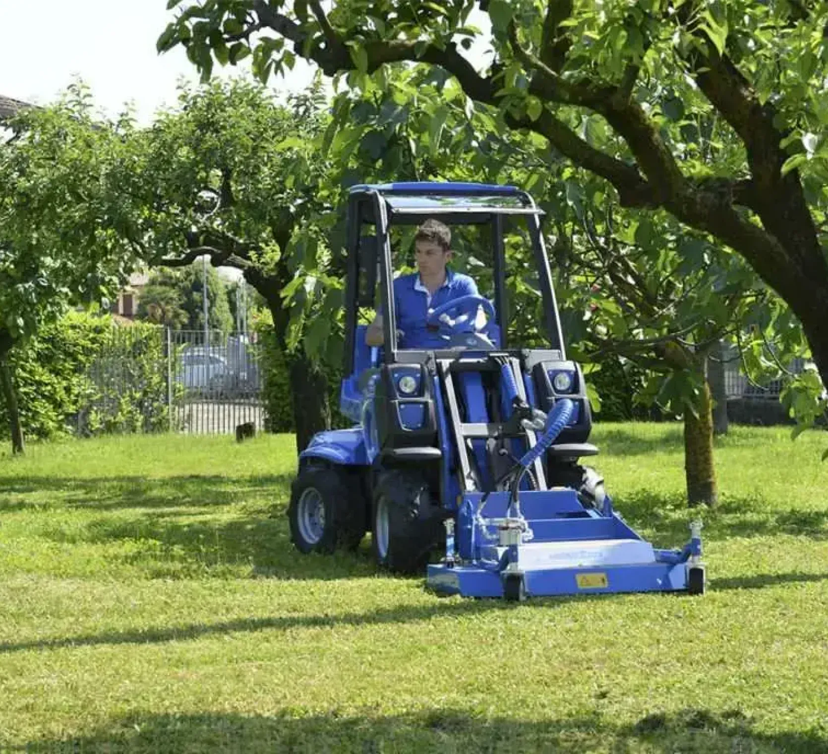 Multione 2.3 z kosiarką na trawie korbanek.pl