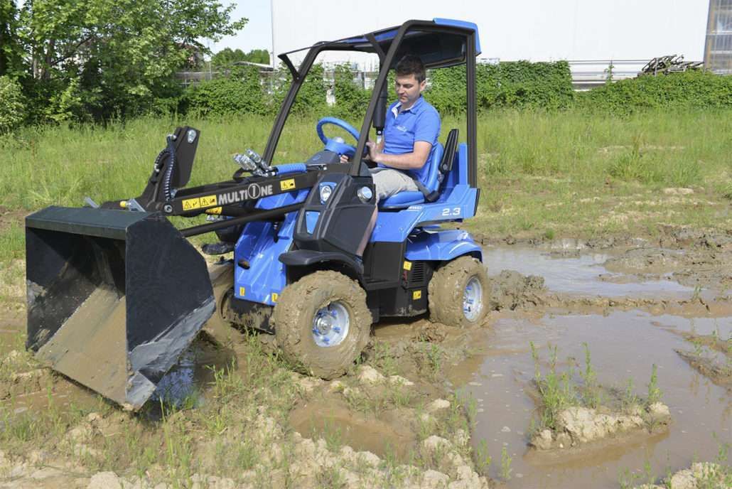 Multione 2.3 z łyżką w pisku i błocie korbanek.pl