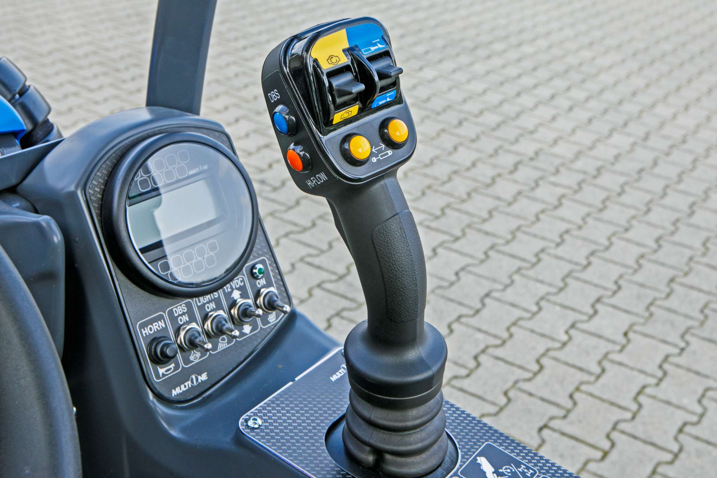 Multione seria 5 Kubota Korbanek kabina joystick wyświetlacz parametrów pracy