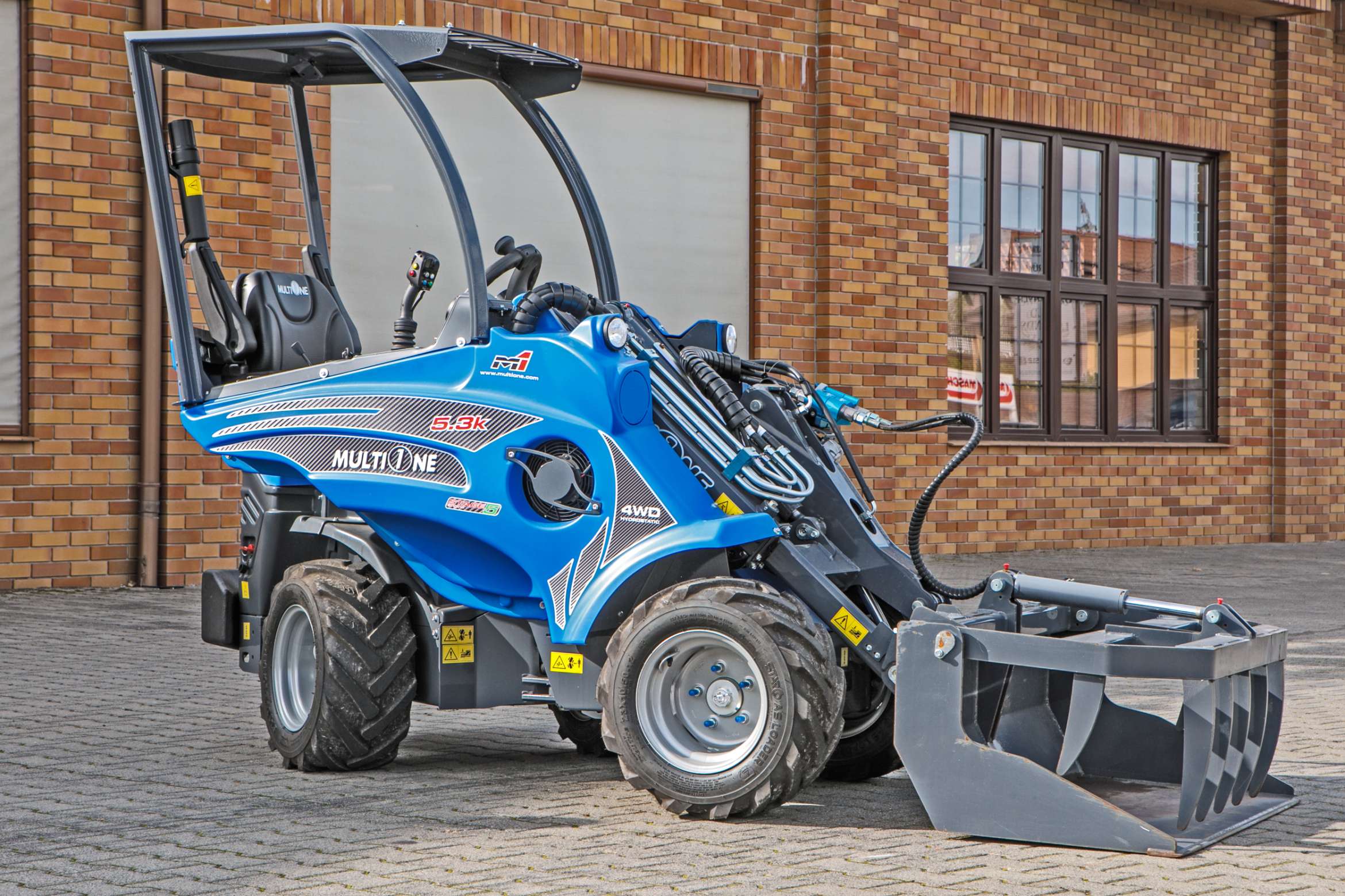 Multione seria 5 Kubota Korbanek od boku ramie łyżka z dociskiem