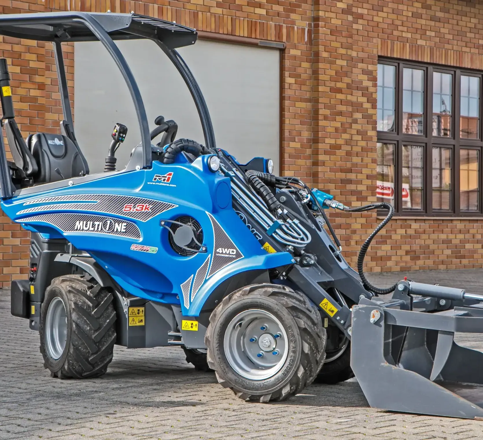 Multione seria 5 Kubota Korbanek od boku ramie łyżka z dociskiem