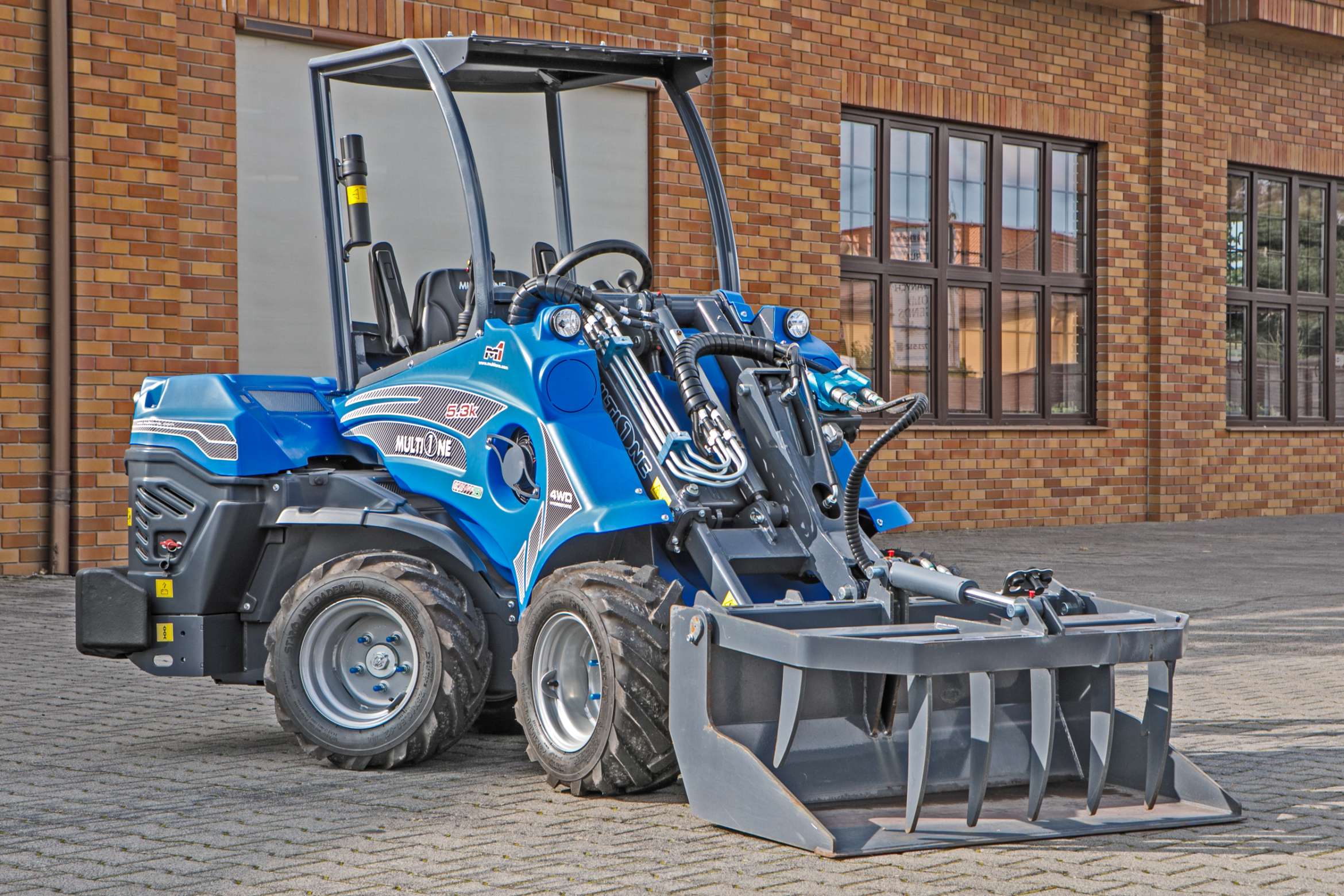 Multione seria 5 Kubota Korbanek od boku skręcona rama ramie łyżka z dociskiem