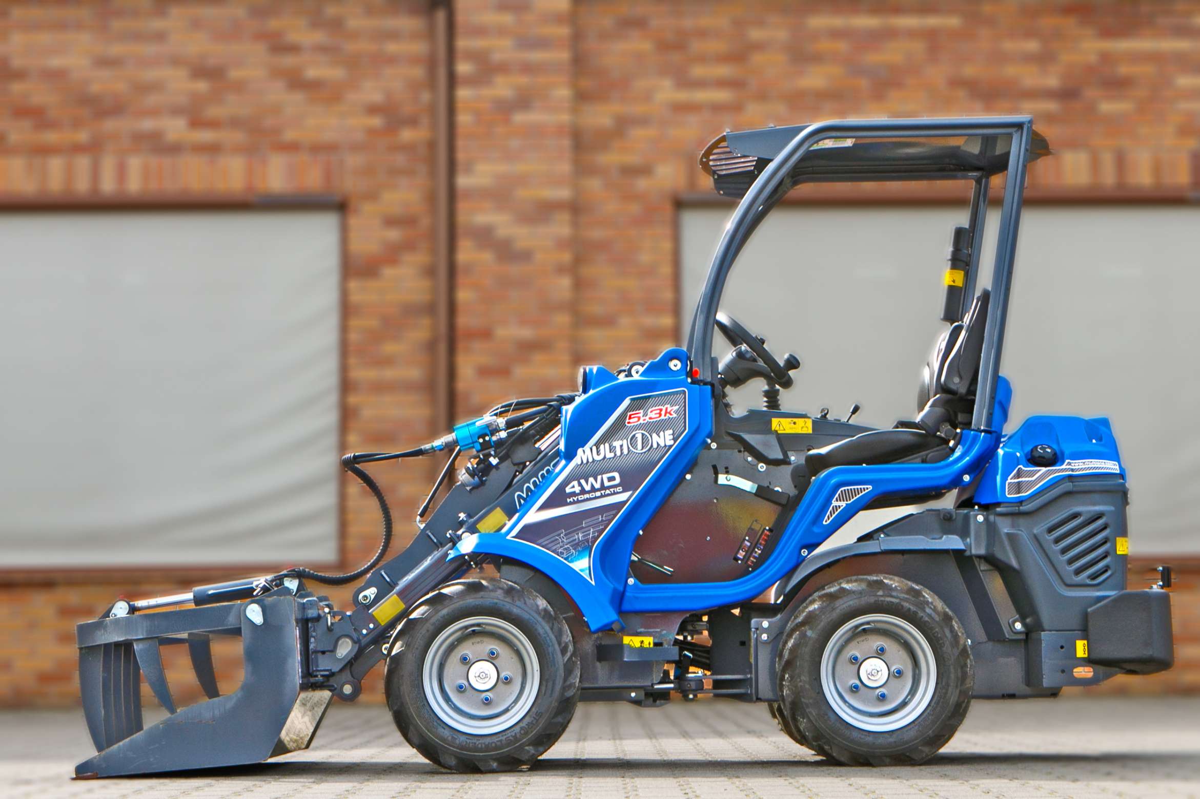 Multione seria 5 Kubota Korbanek z boku widok ramię kabinę łyżka z dociskiem