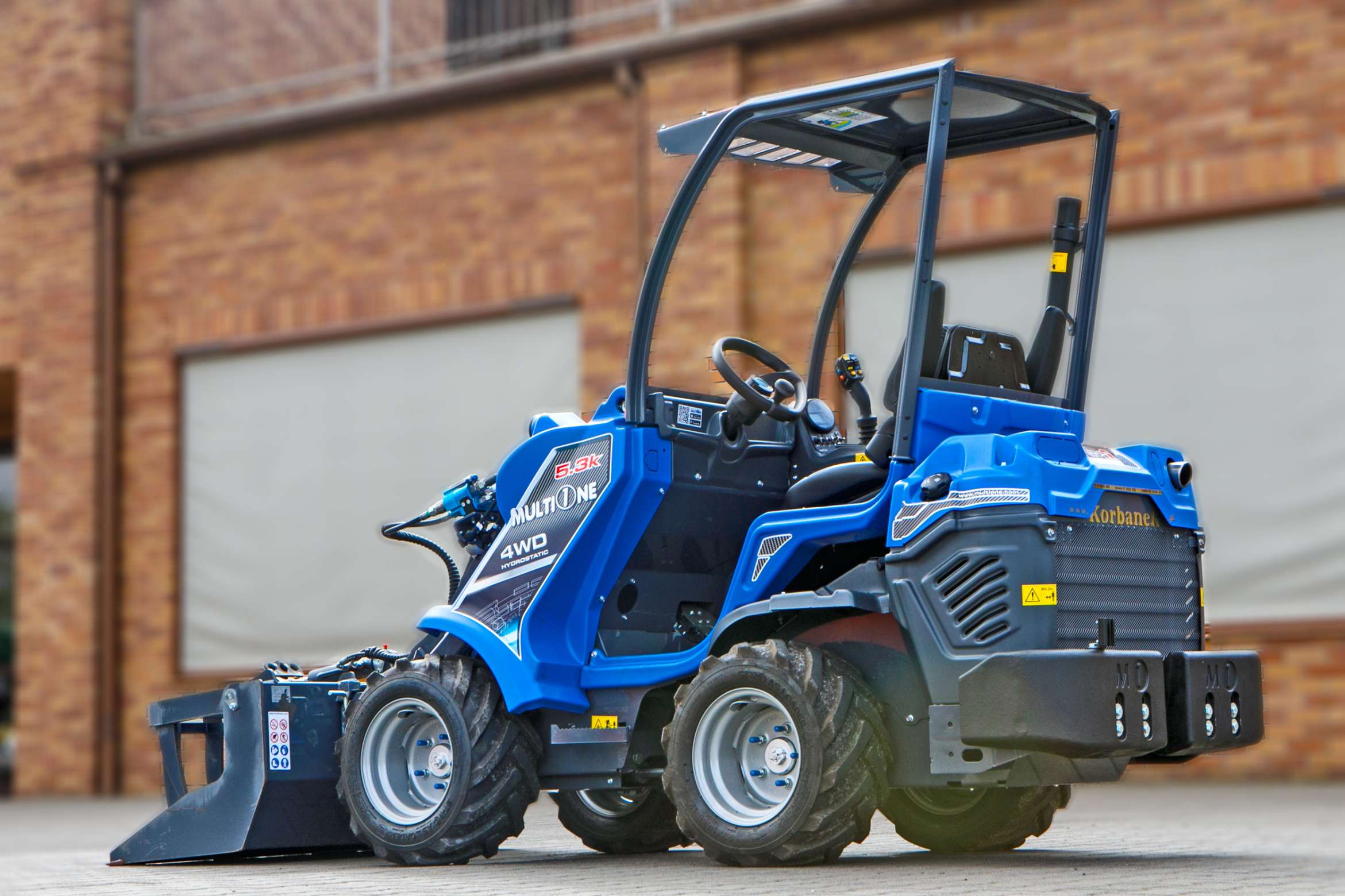 Multione seria 5 Kubota Korbanek tył bok ramię kabinę łyżka z dociskiem
