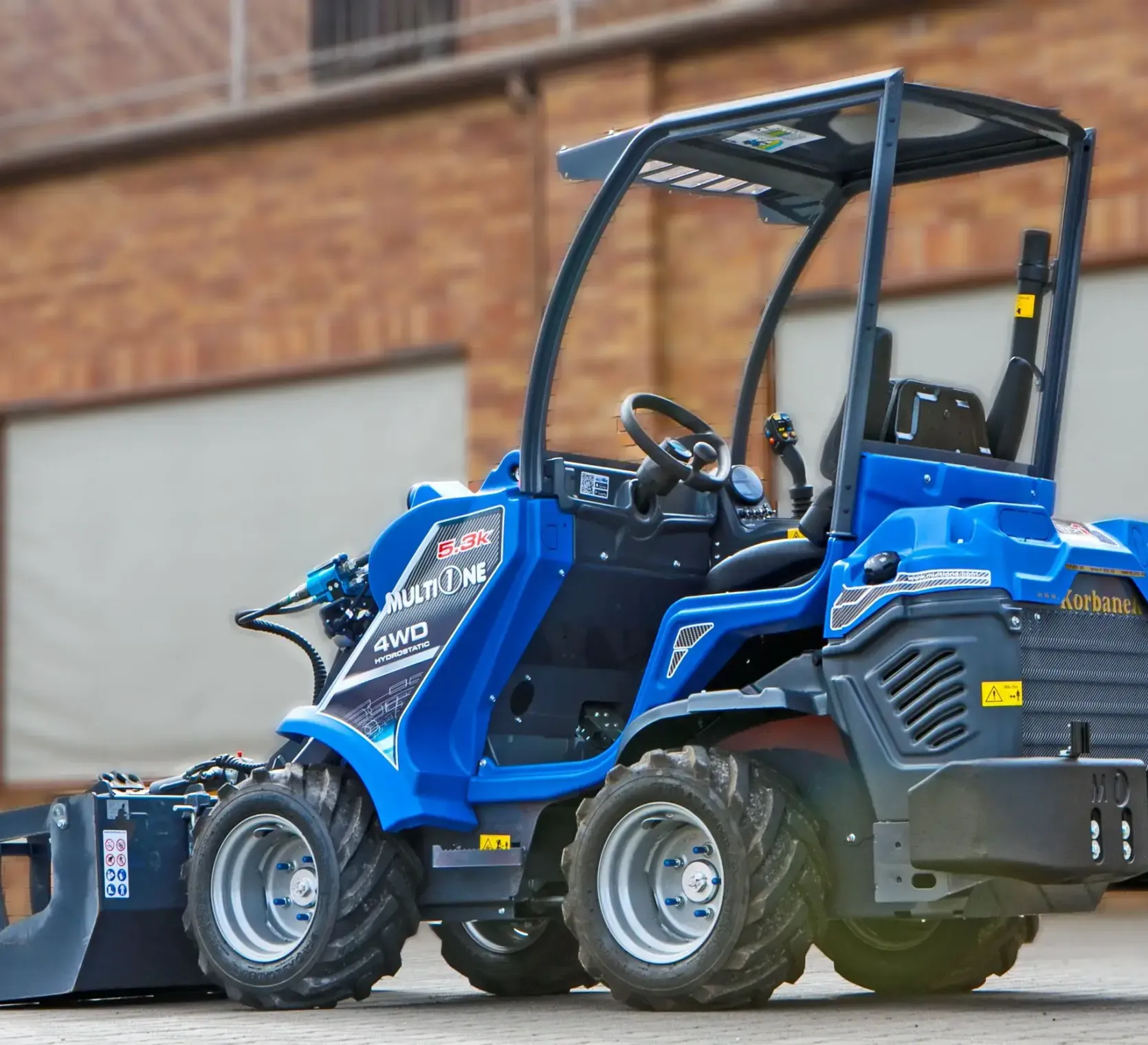 Multione seria 5 Kubota Korbanek tył bok ramię kabinę łyżka z dociskiem
