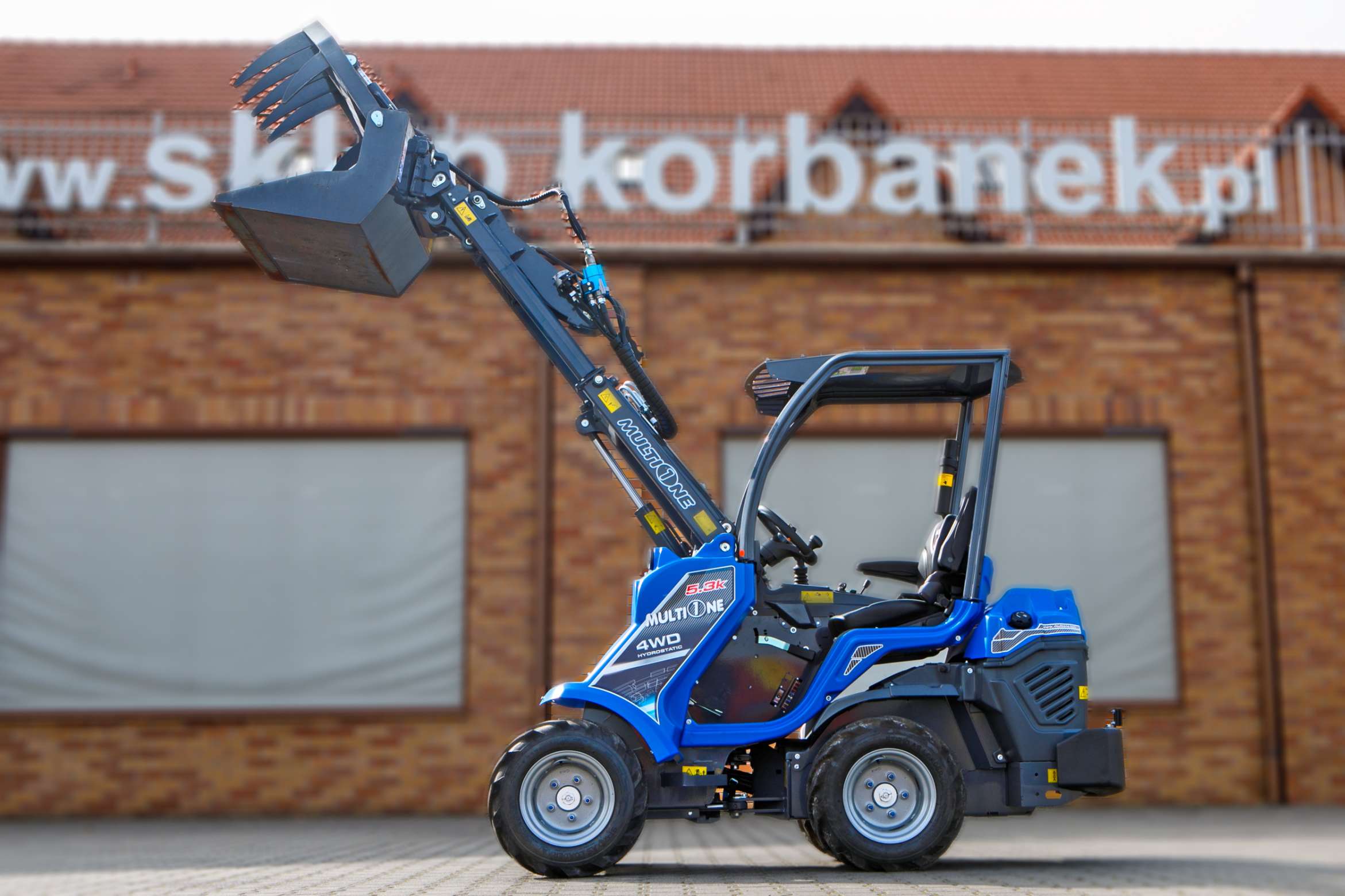Multione seria 5 Kubota Korbanek bok ramię wysunięte łyżka z dociskiem