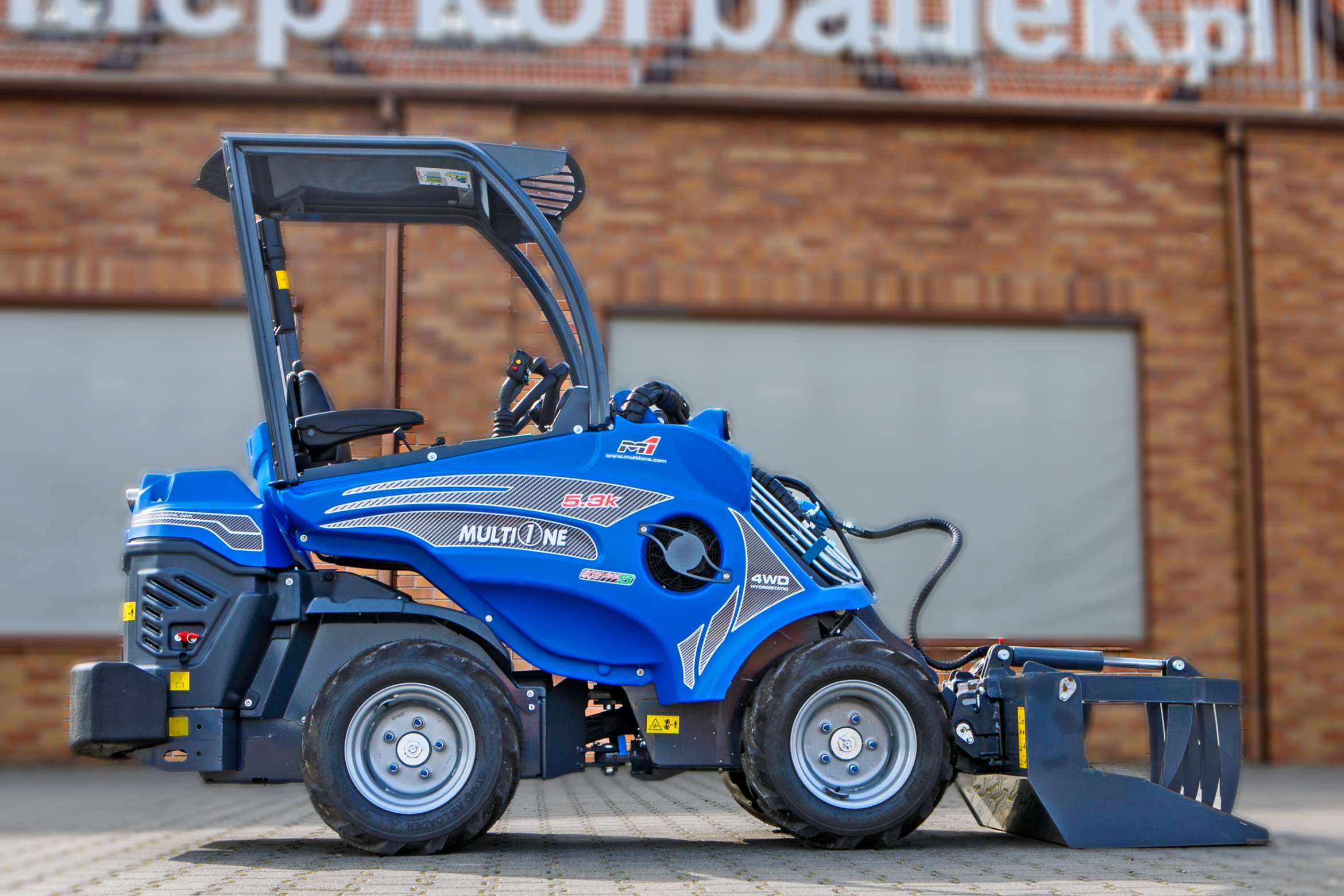 Multione seria 5 Kubota Korbanek bok ramię schowane łyżka z dociskiem