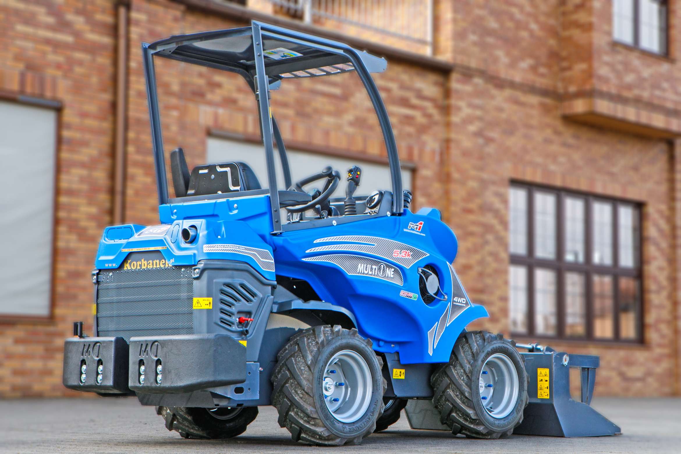 Multione seria 5 Kubota Korbanek bok ramię schowane łyżka z dociskiem