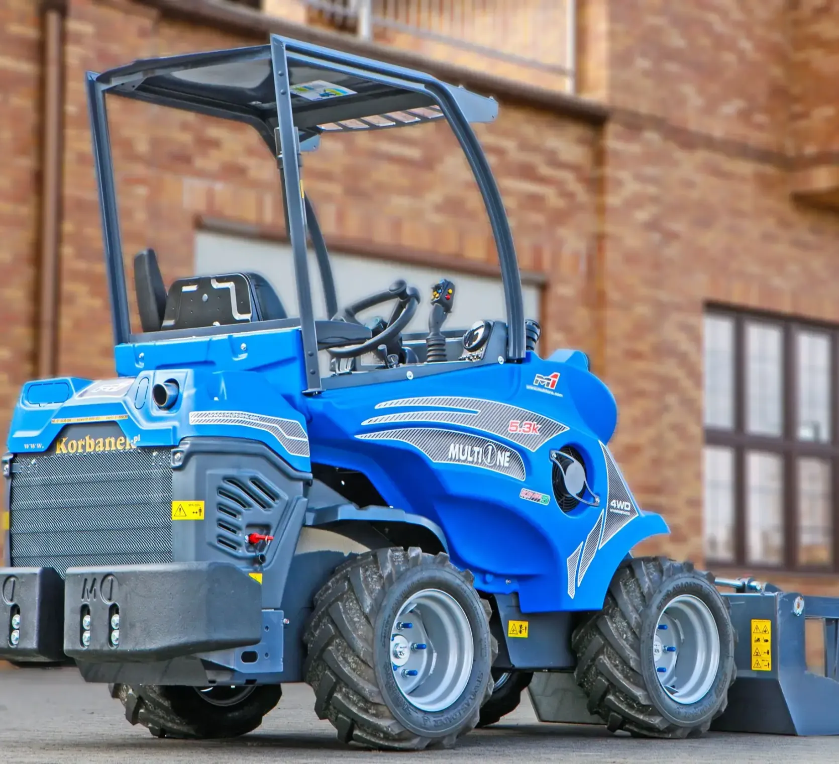 Multione seria 5 Kubota Korbanek bok ramię schowane łyżka z dociskiem