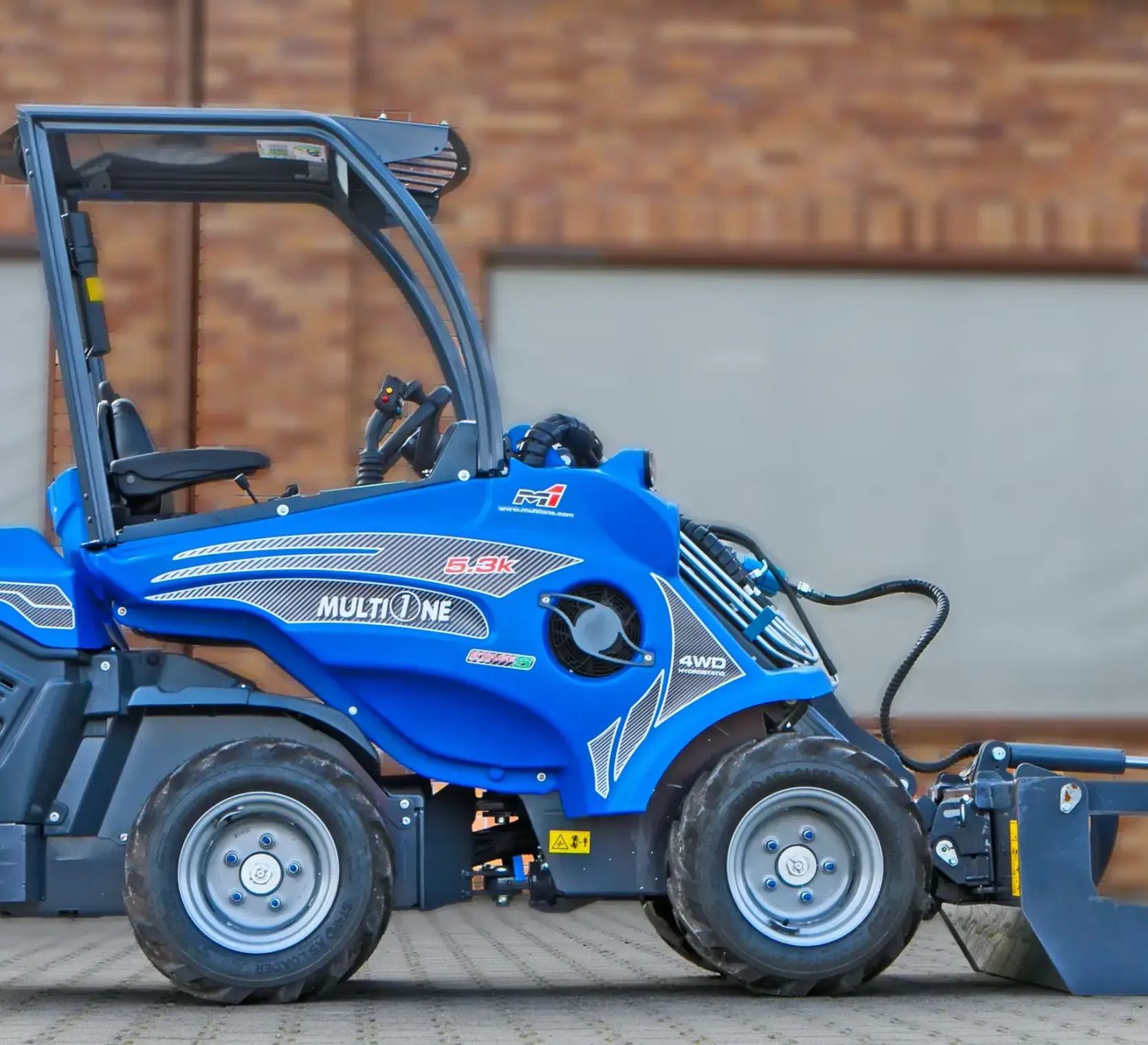 Multione seria 5 Kubota Korbanek bok ramię schowane łyżka z dociskiem