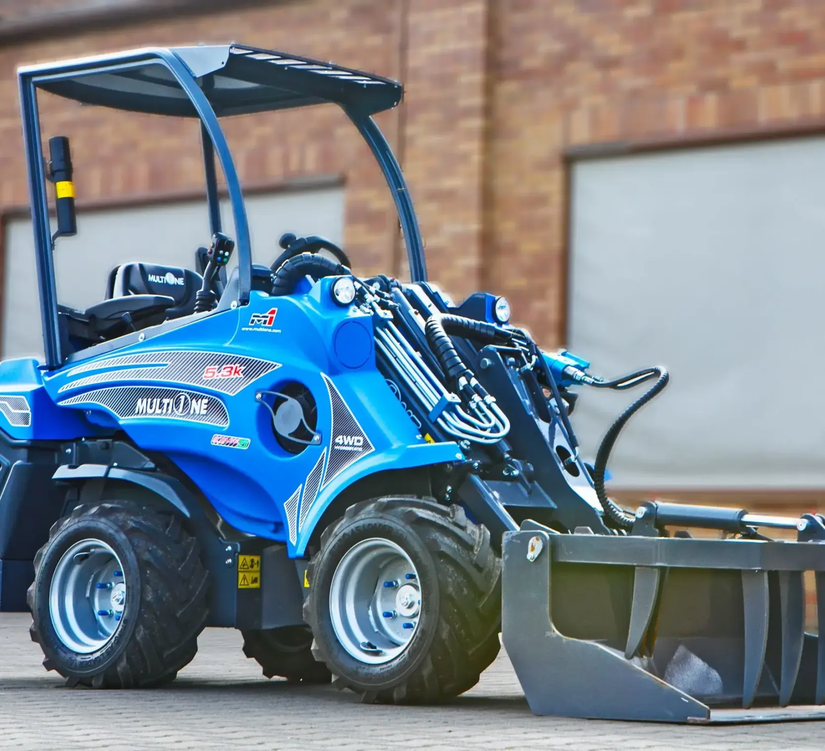 Multione seria 5 Kubota Korbanek bok ramię schowane łyżka z dociskiem